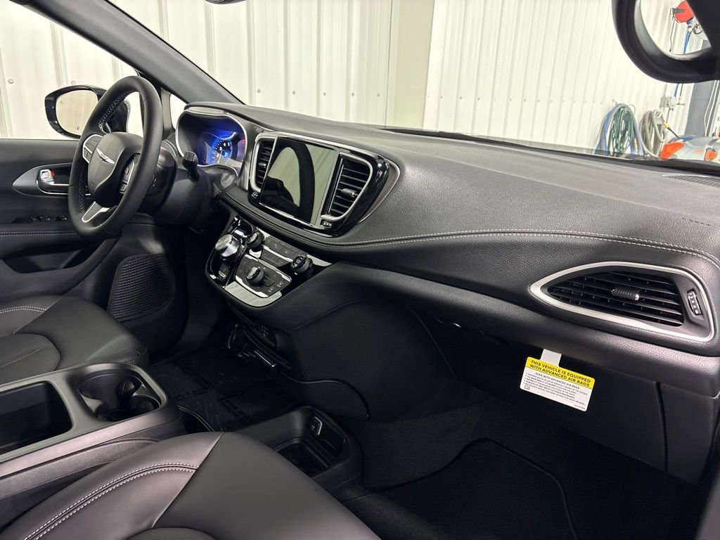 2026 Chrysler Pacifica Select - Photo 15