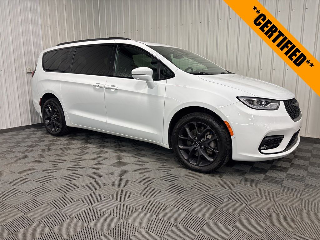2022 Chrysler Pacifica Limited's photo