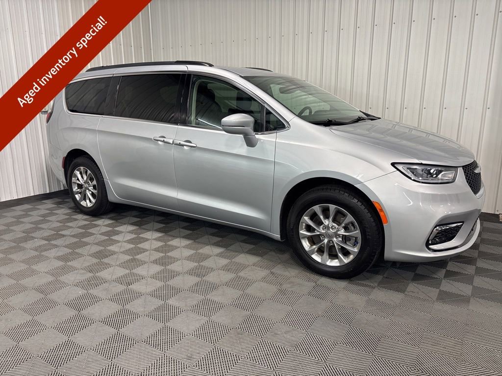 2022 Chrysler Pacifica Touring L's photo