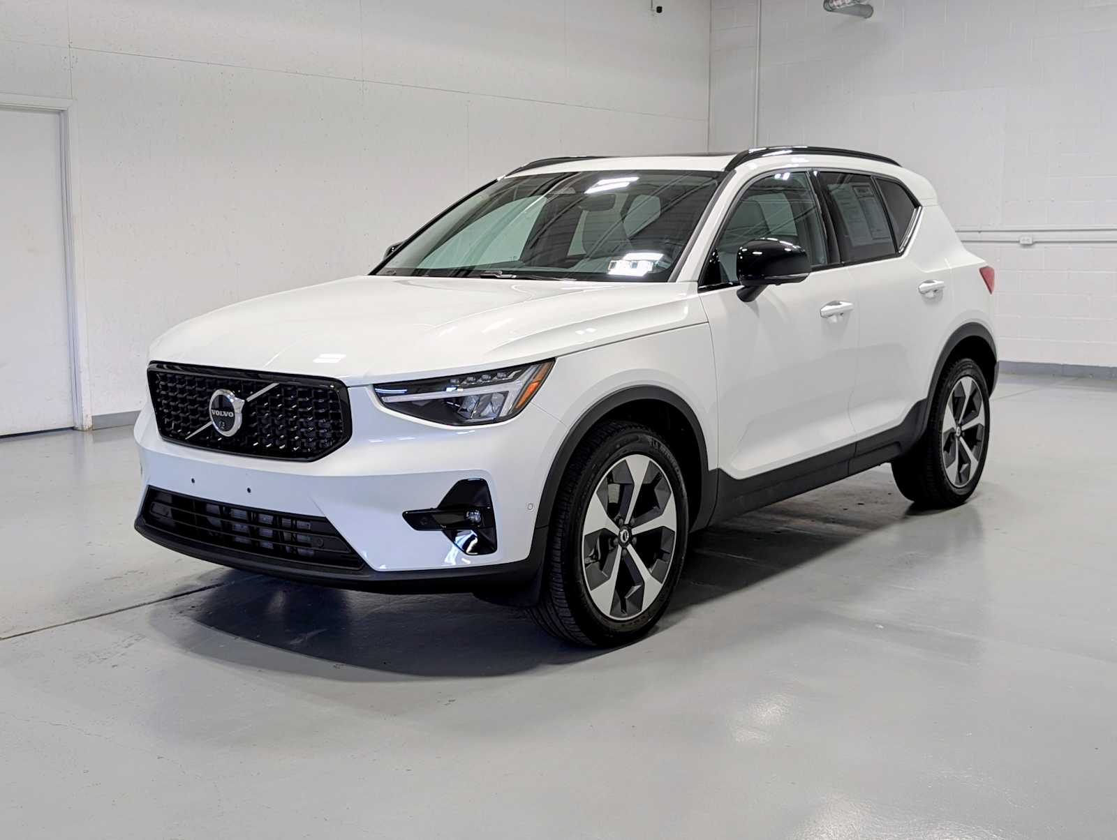 2025 Volvo XC40 B5 Plus Dark AWD's photo