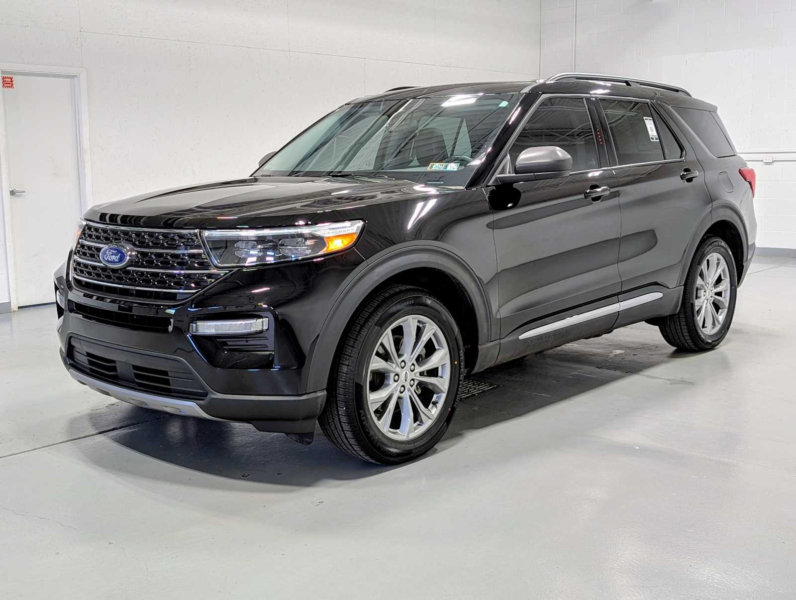2023 Ford Explorer XLT 4WD's photo