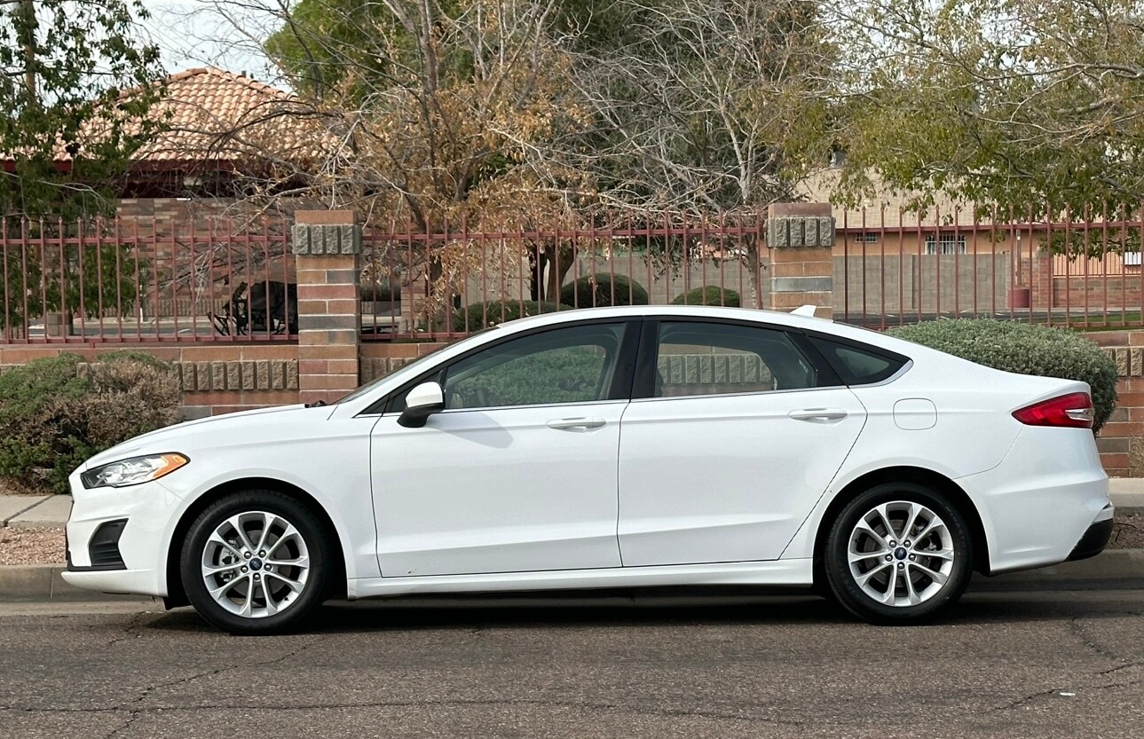 2020 Ford Fusion SE photo 2