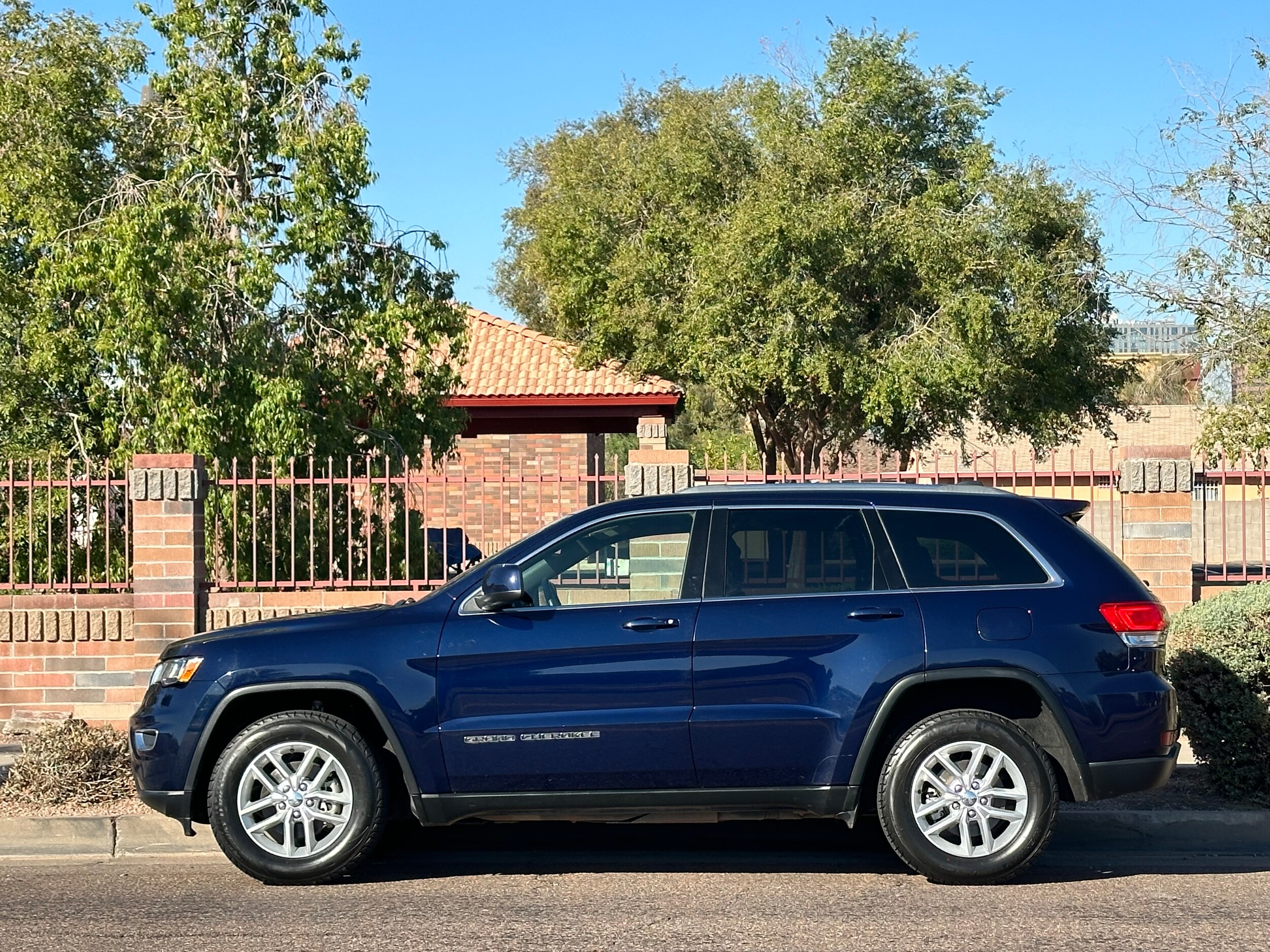 2017 Jeep Grand Cherokee Laredo photo 2