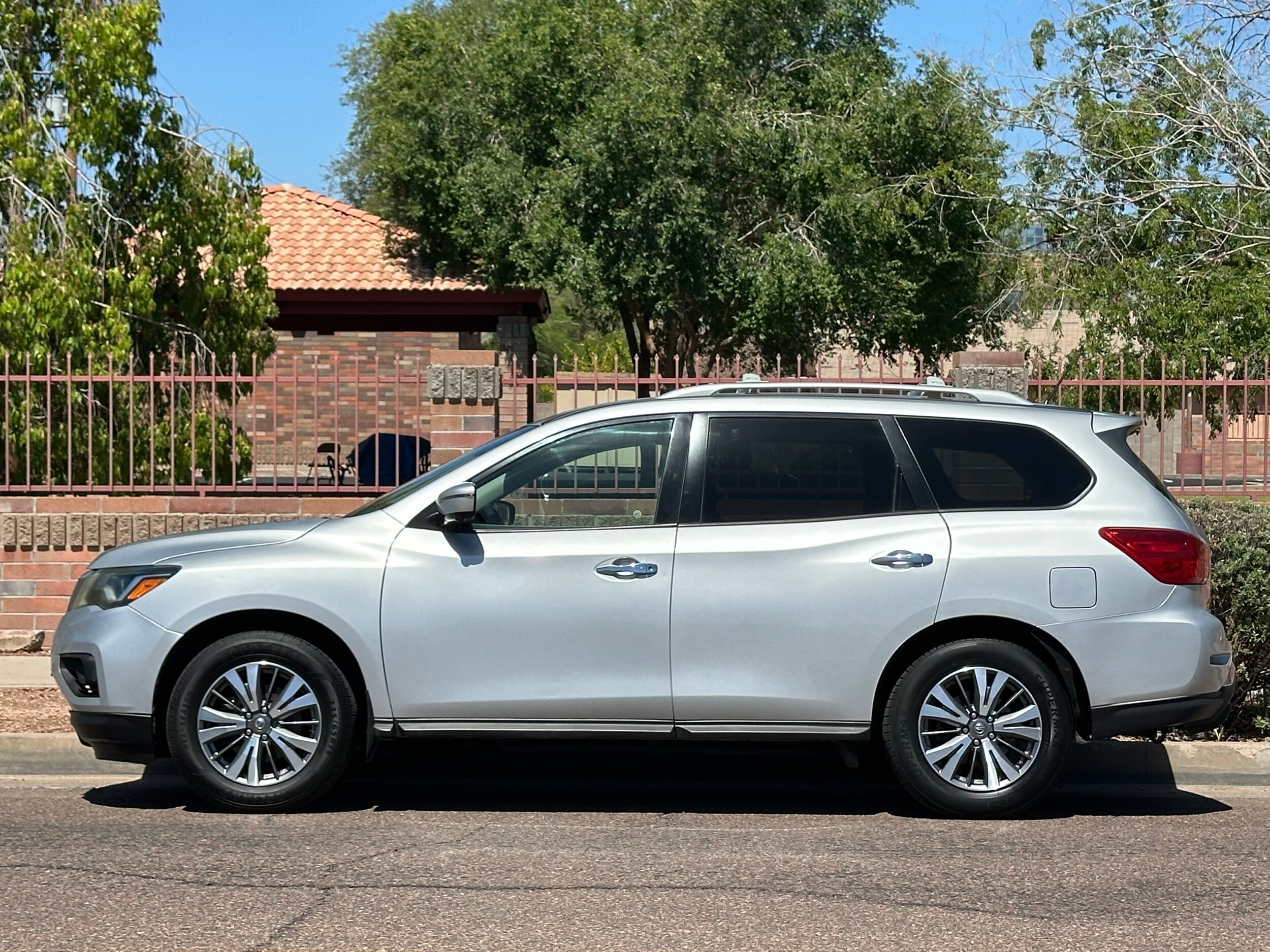 2017 Nissan Pathfinder SL photo 3