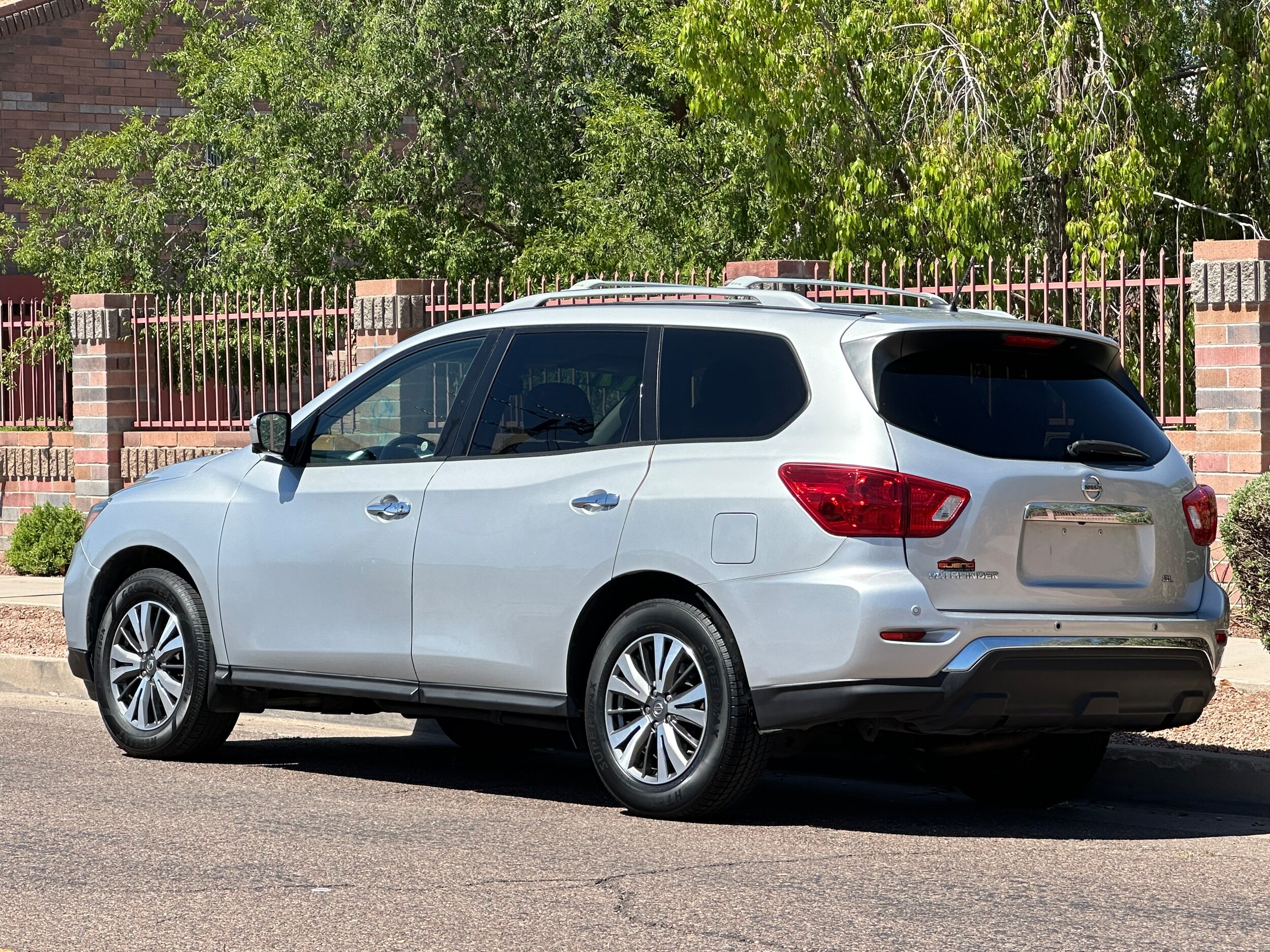 2017 Nissan Pathfinder SL photo 4