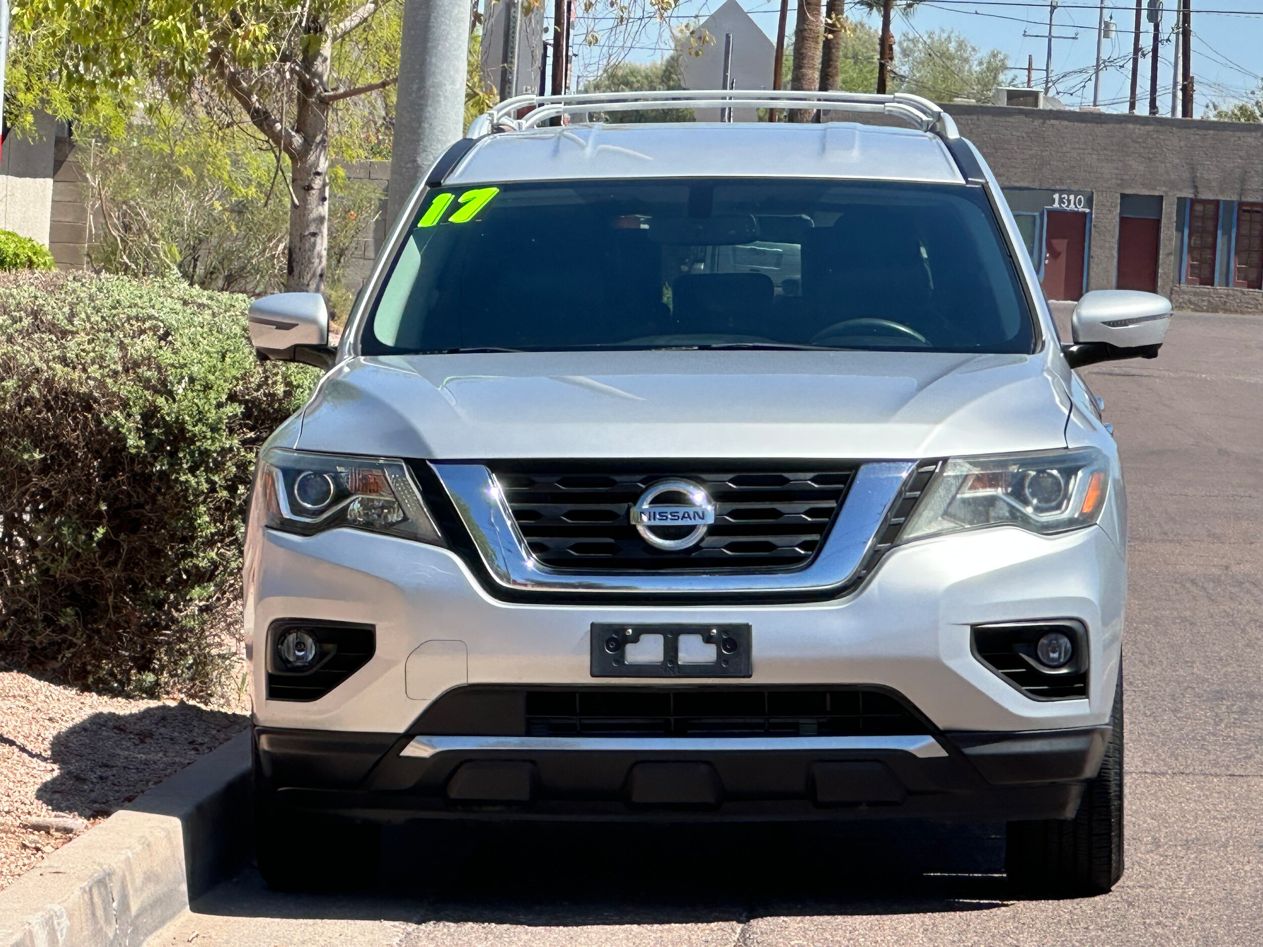 2017 Nissan Pathfinder SL photo 2