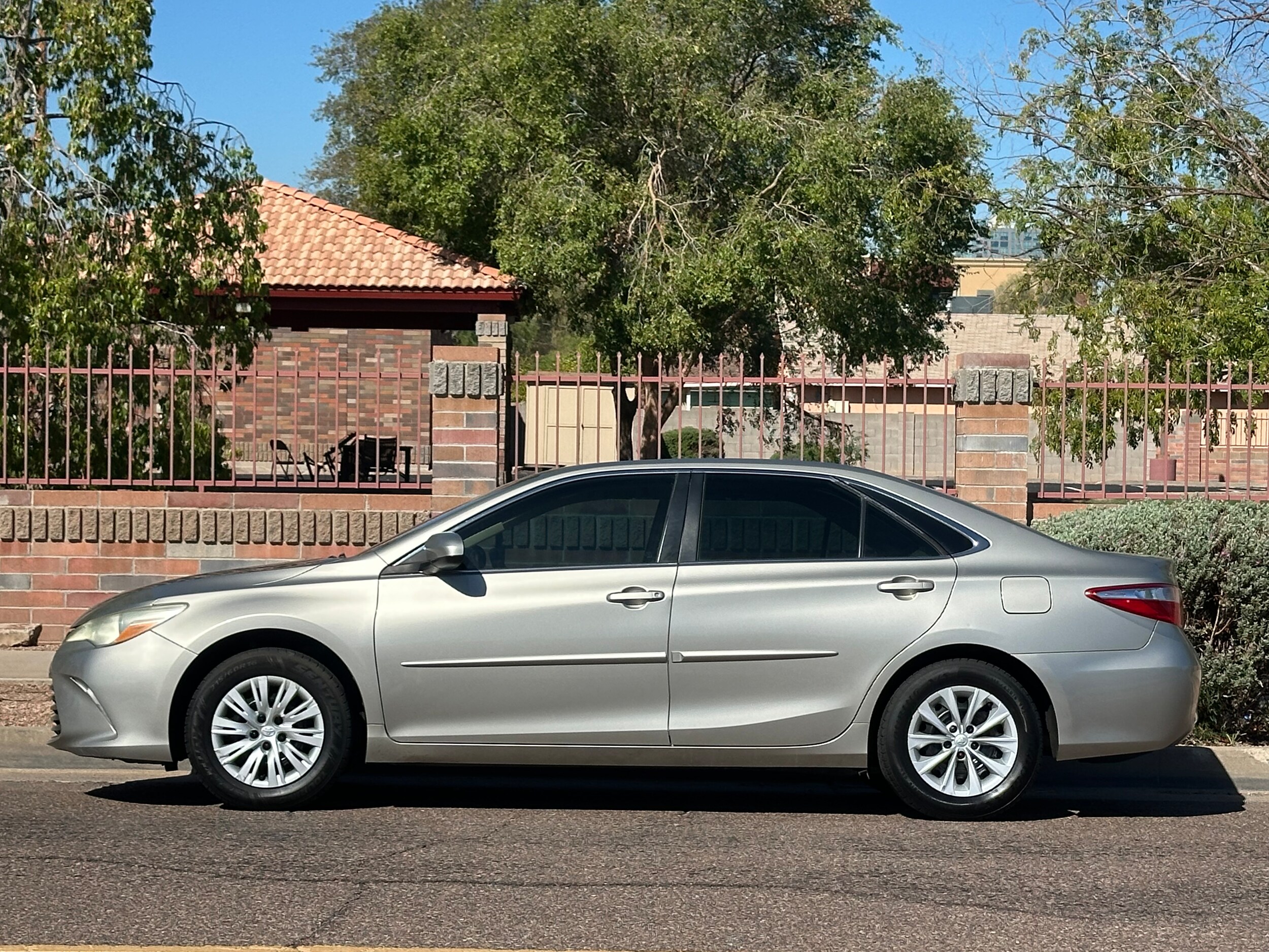 2016 Toyota Camry LE photo 2