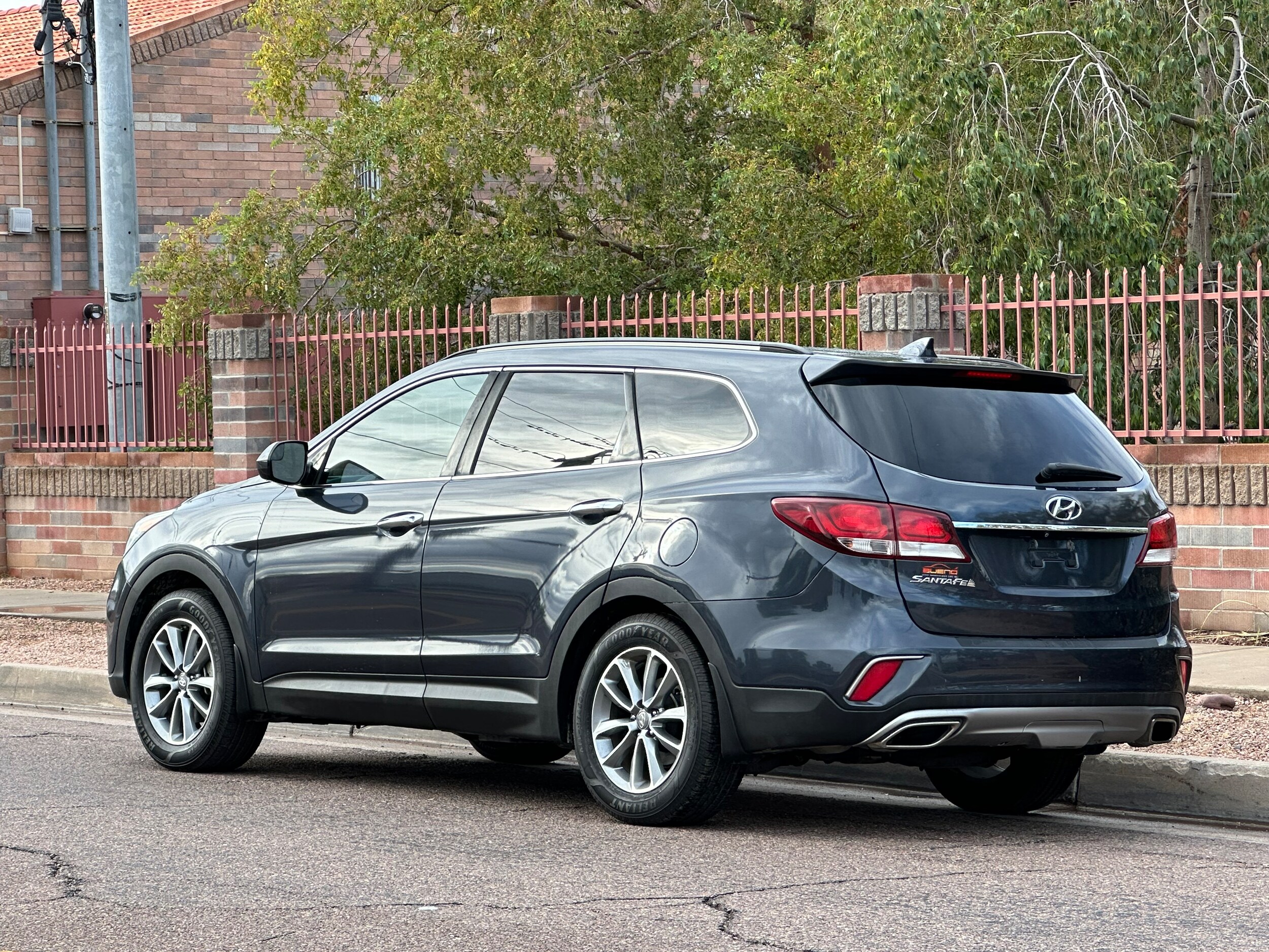 2017 Hyundai Santa Fe SE photo 3