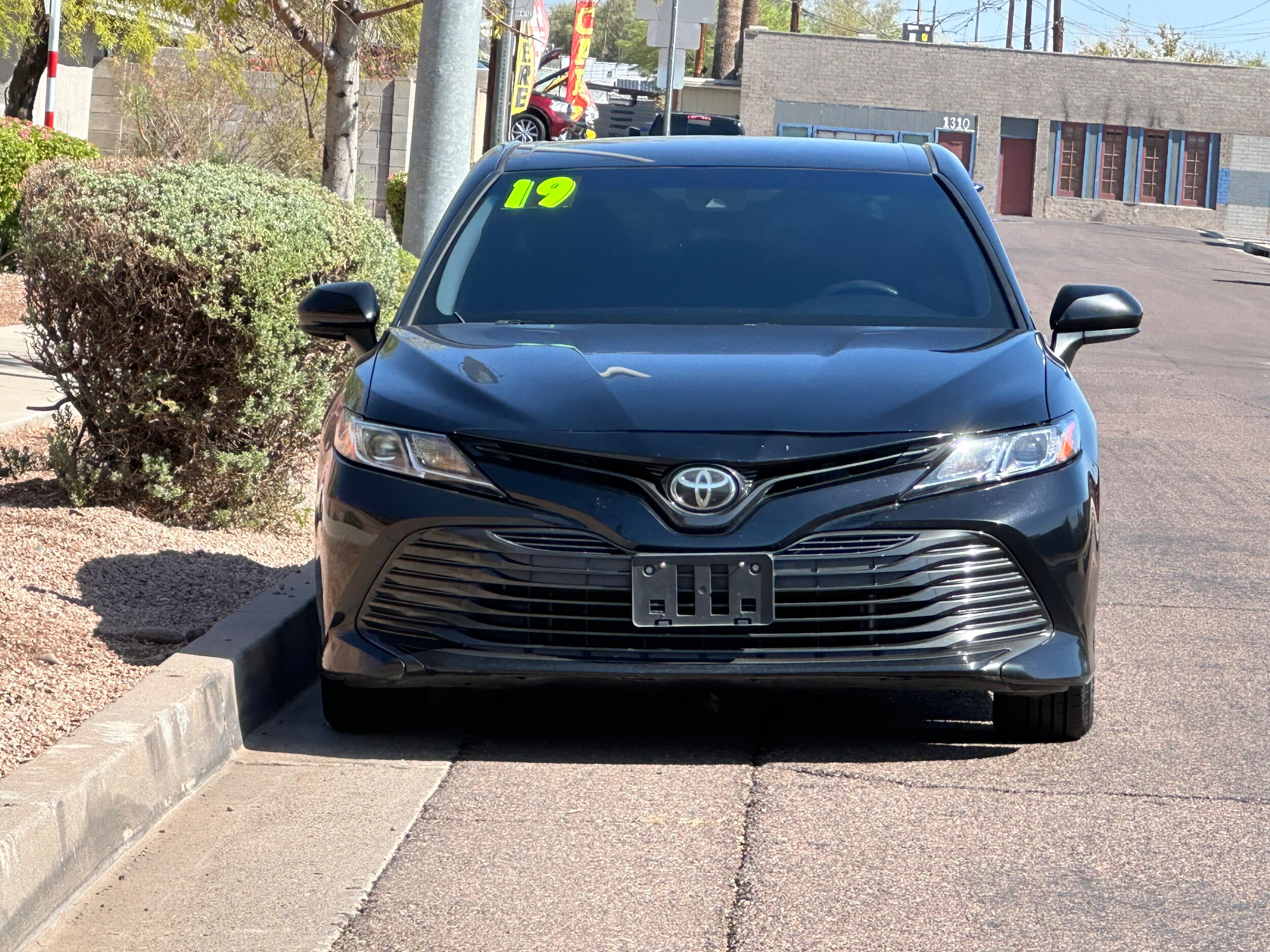 2019 Toyota Camry SE XLE photo 2