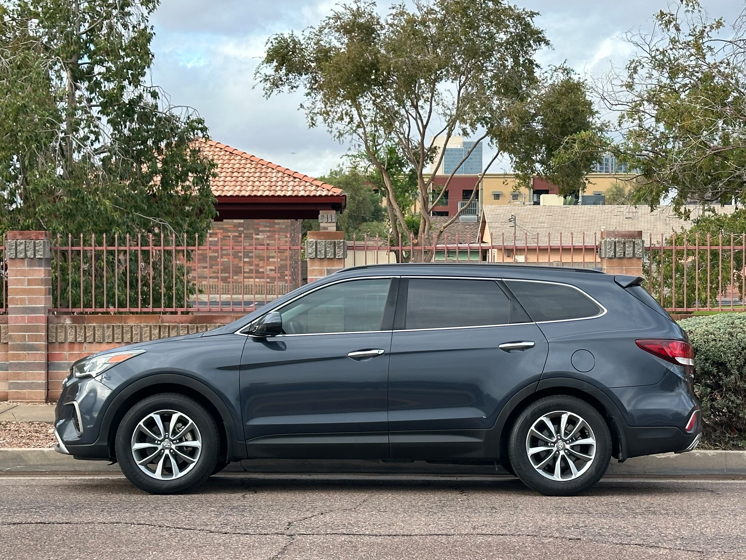 2017 Hyundai Santa Fe SE photo 2