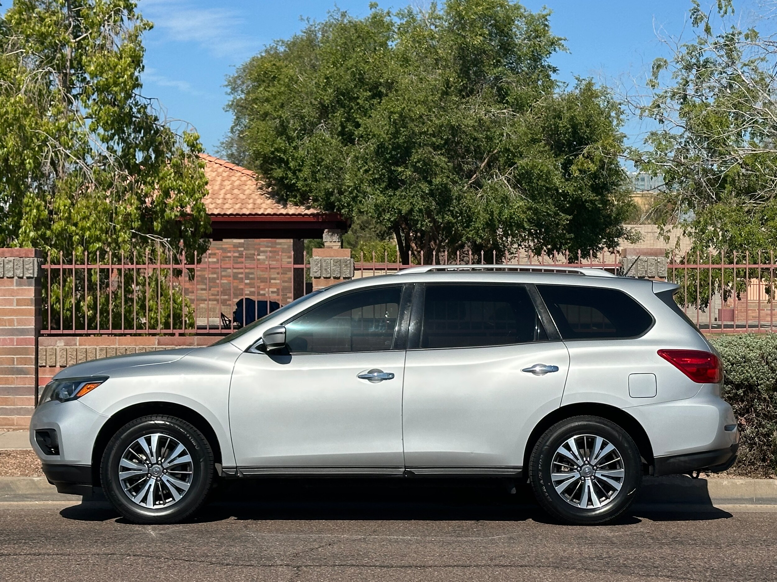 2018 Nissan Pathfinder S photo 2