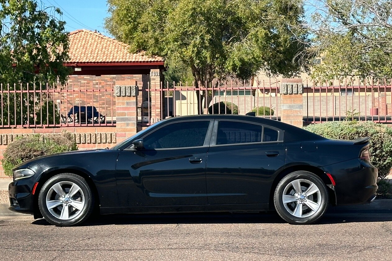 2016 Dodge Charger SXT photo 3