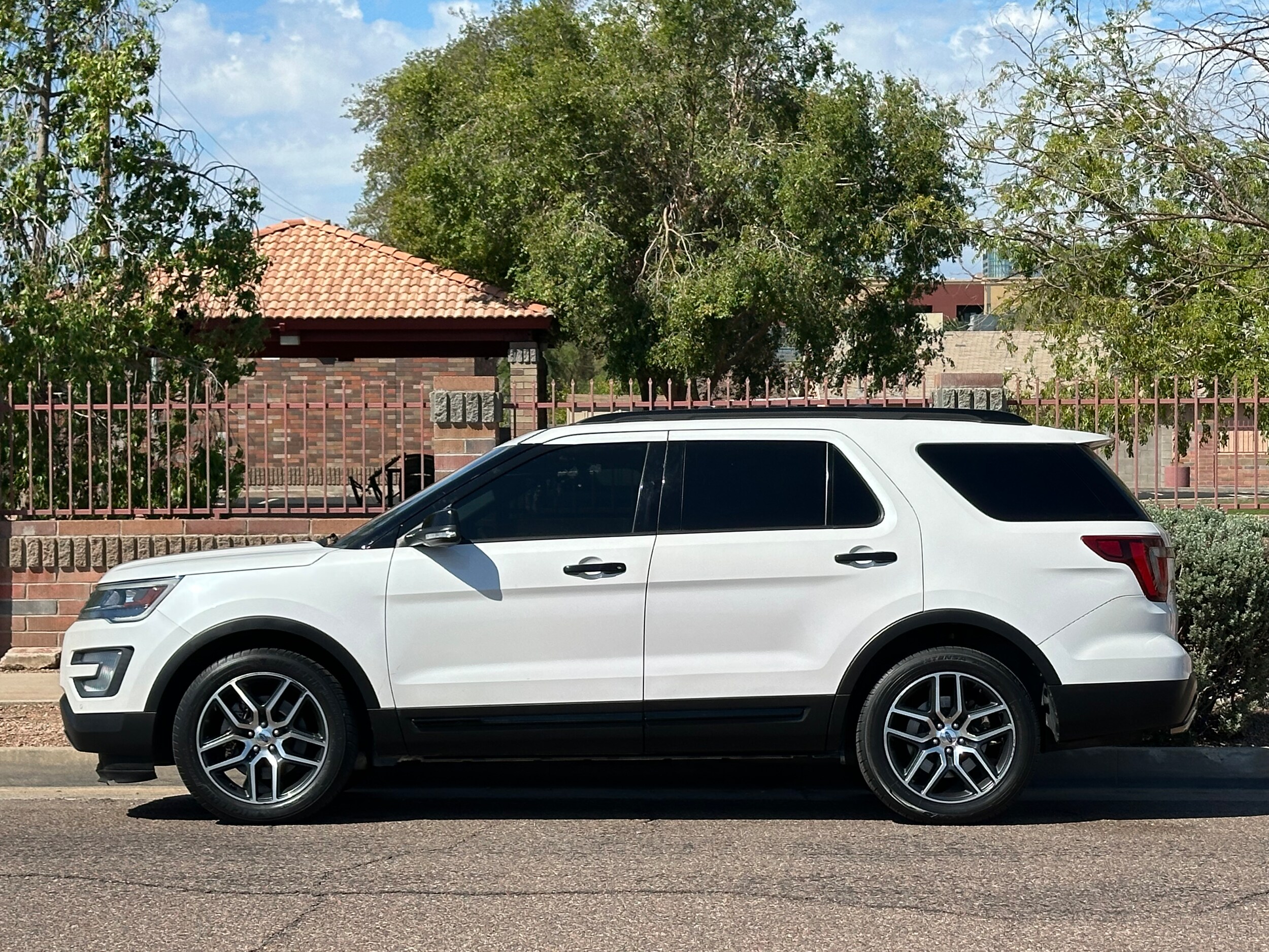 2017 Ford Explorer Sport photo 3