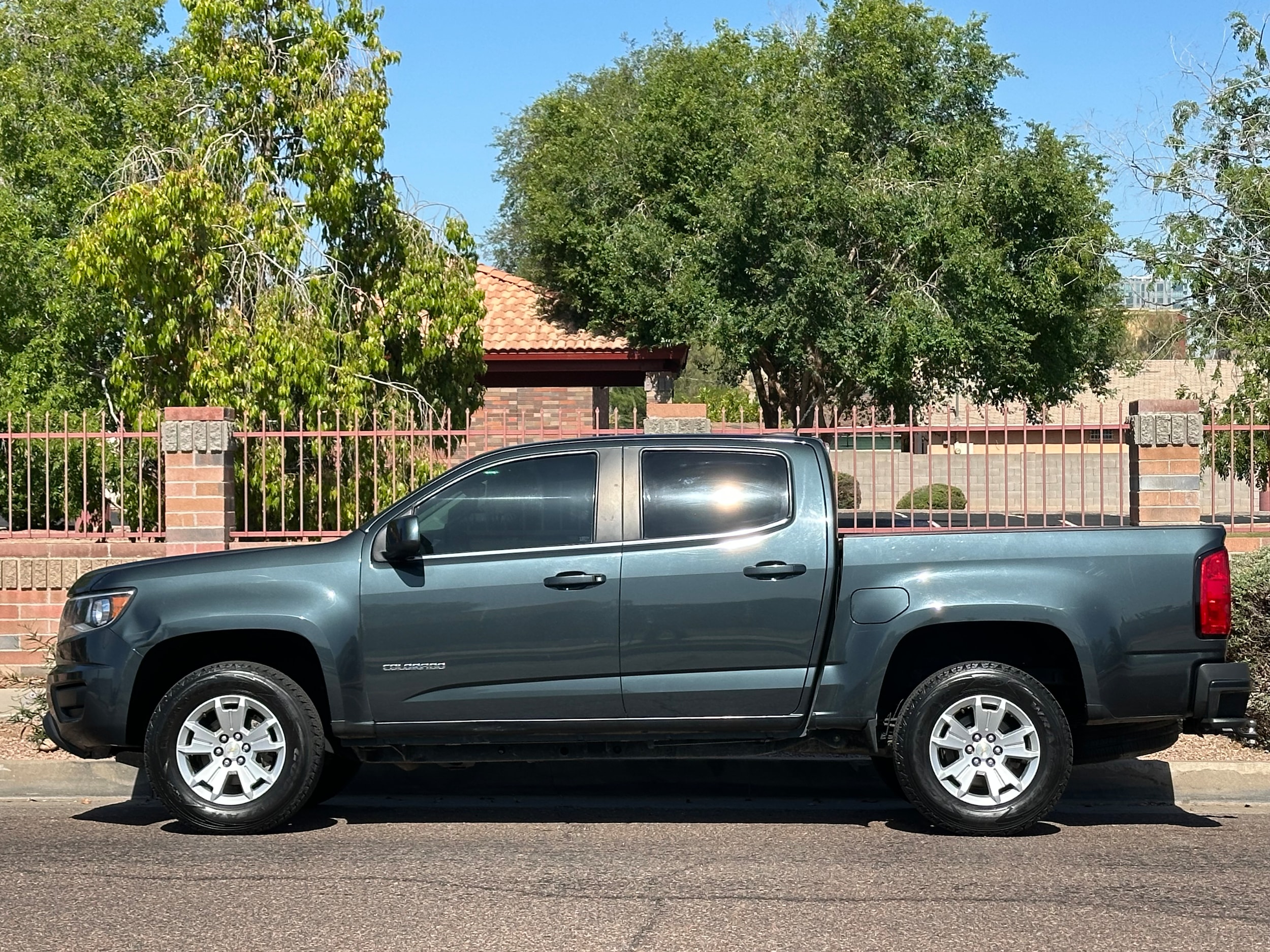 2017 Chevrolet Colorado LT photo 3