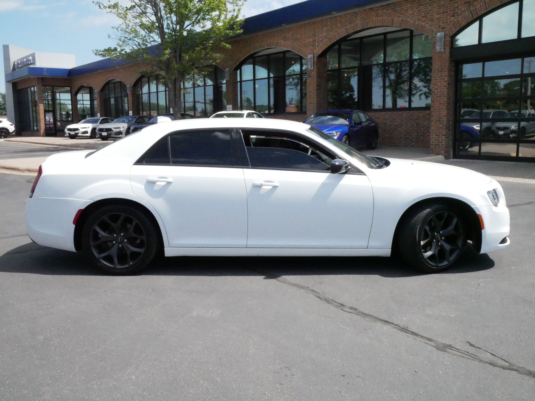 2023 Chrysler 300 Touring photo 2