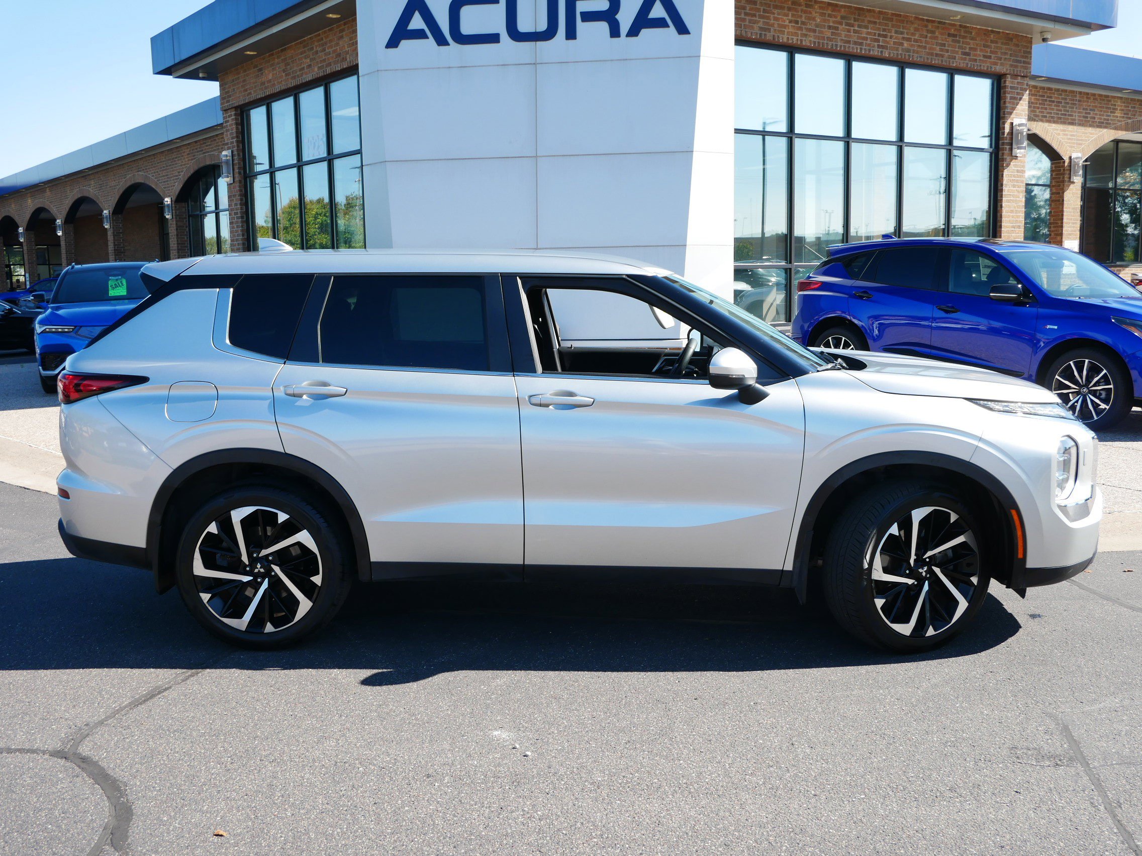 2022 Mitsubishi Outlander ES photo 2