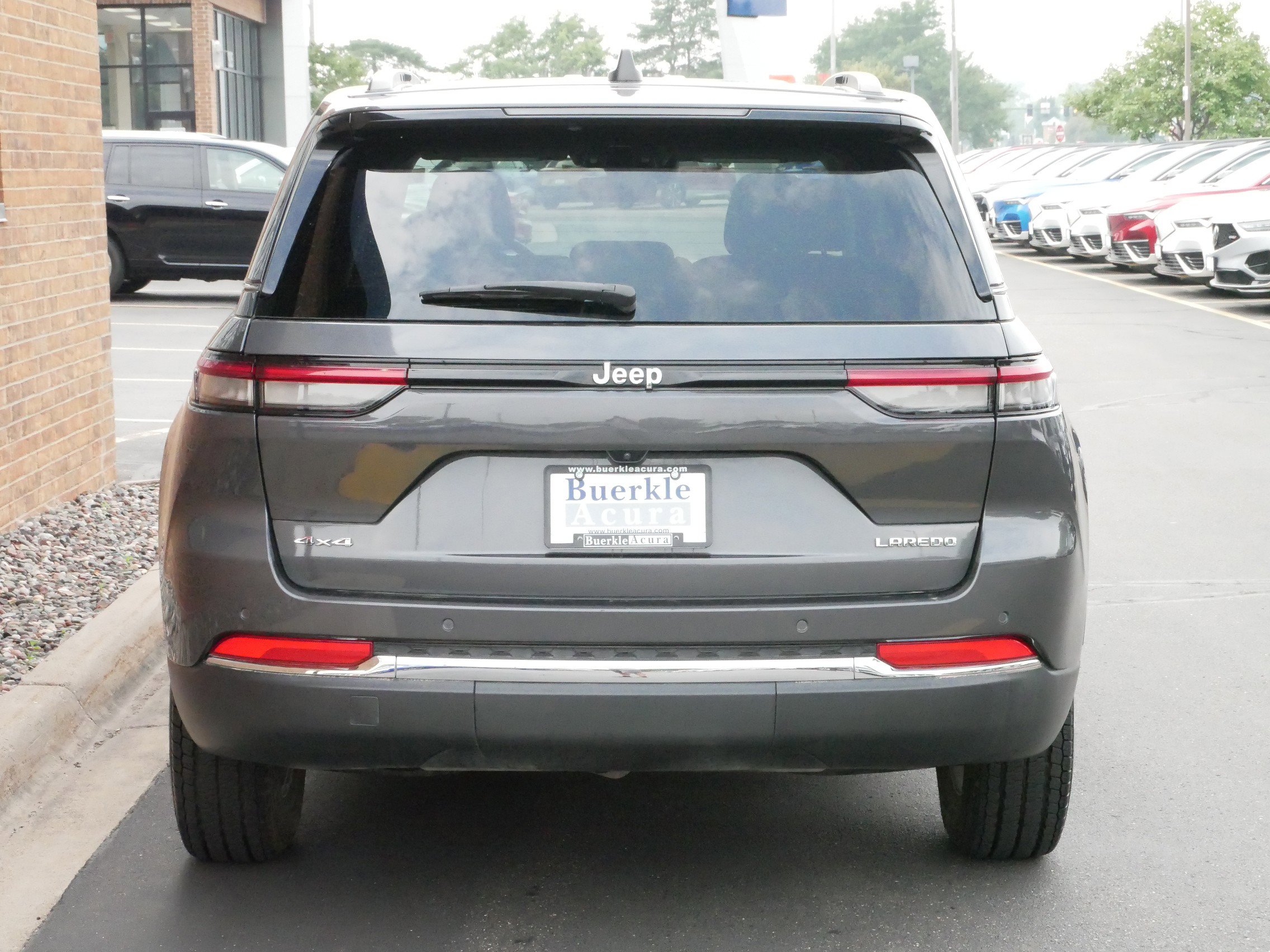 2023 Jeep Grand Cherokee Laredo photo 4