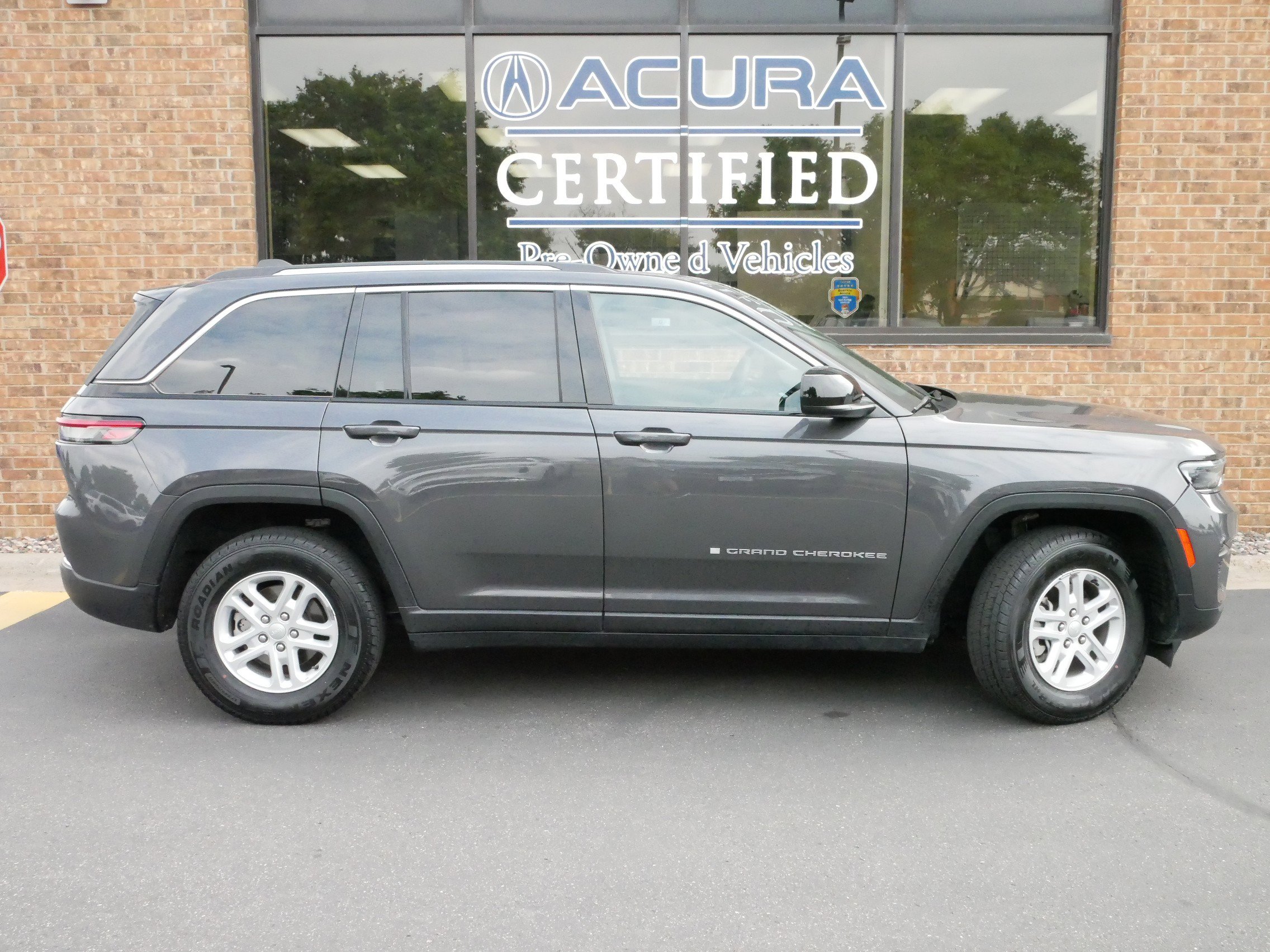 2023 Jeep Grand Cherokee Laredo photo 2