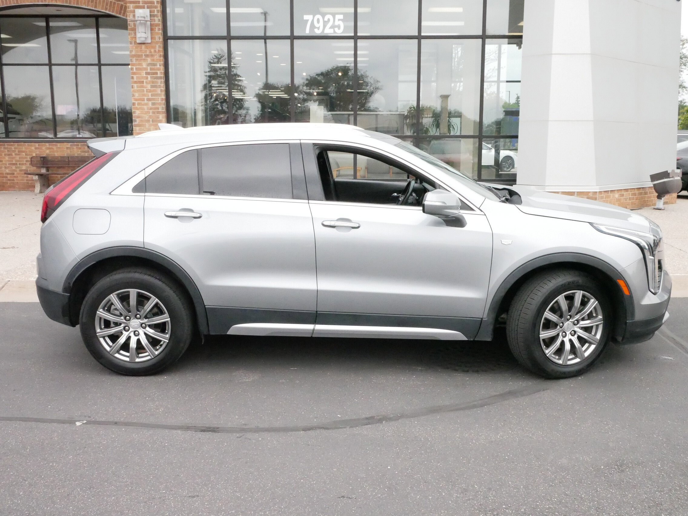 2023 Cadillac XT4 Premium Luxury photo 2