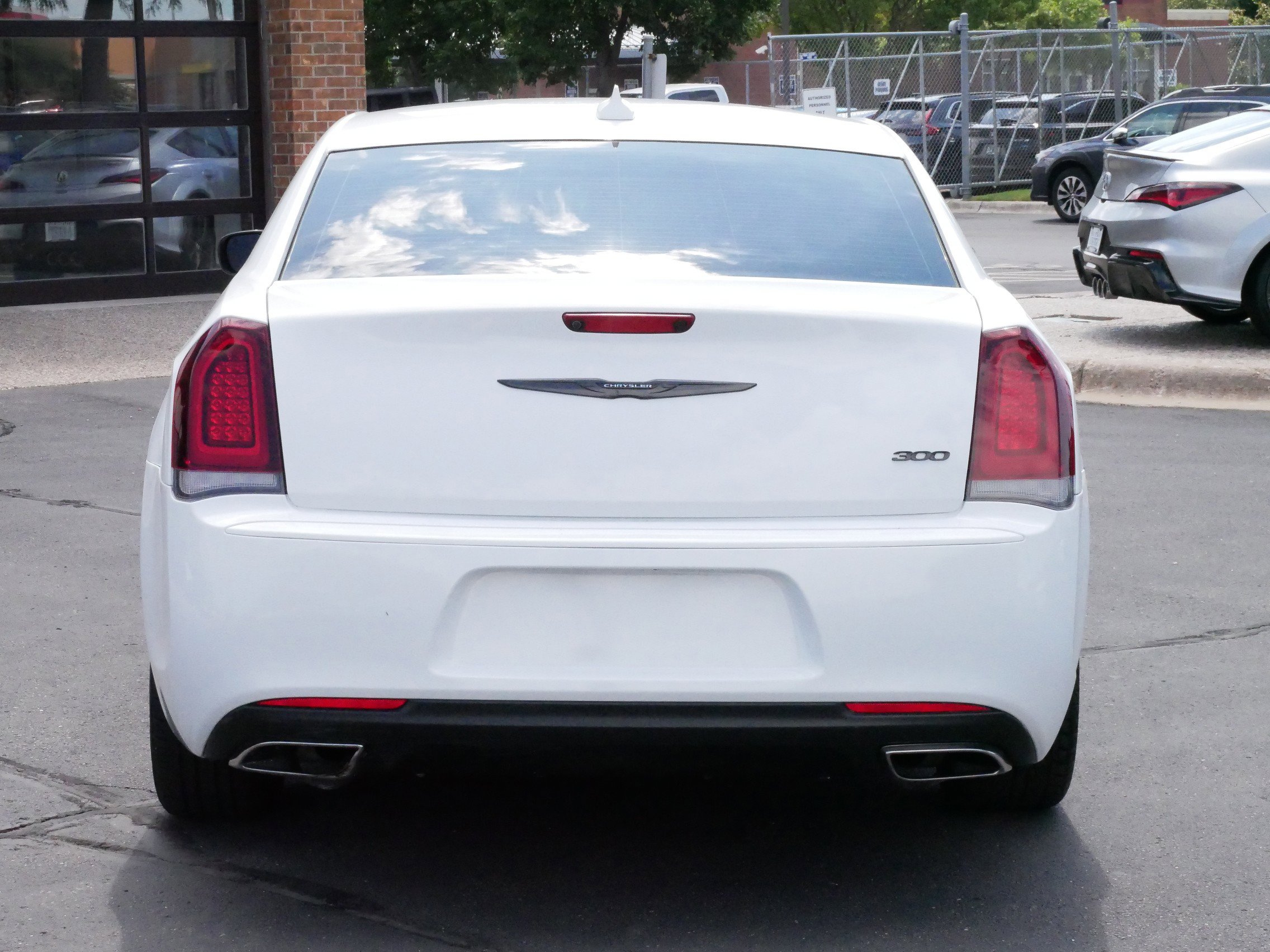 2023 Chrysler 300 Touring photo 4
