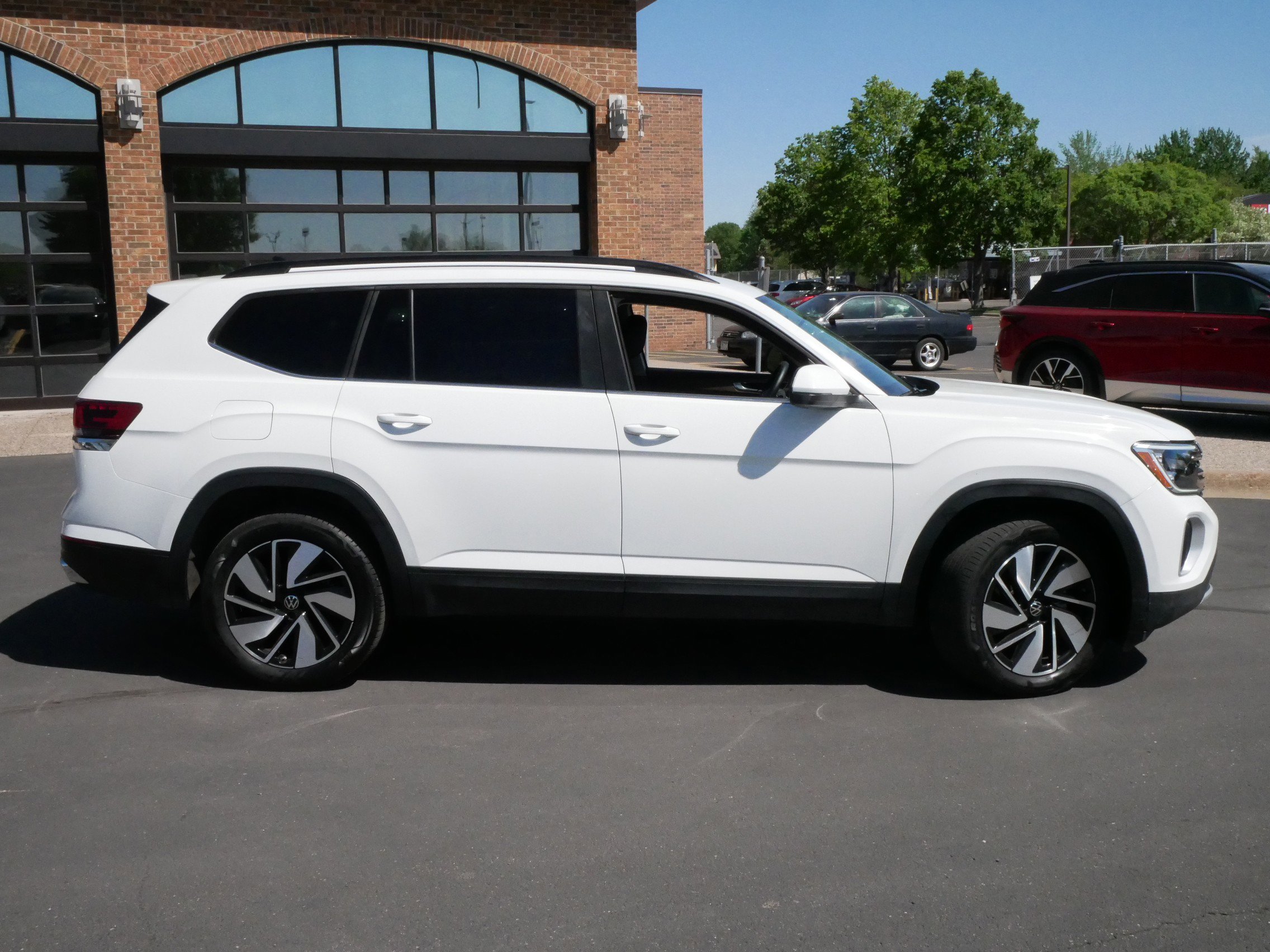 2024 Volkswagen Atlas SE Technology photo 2