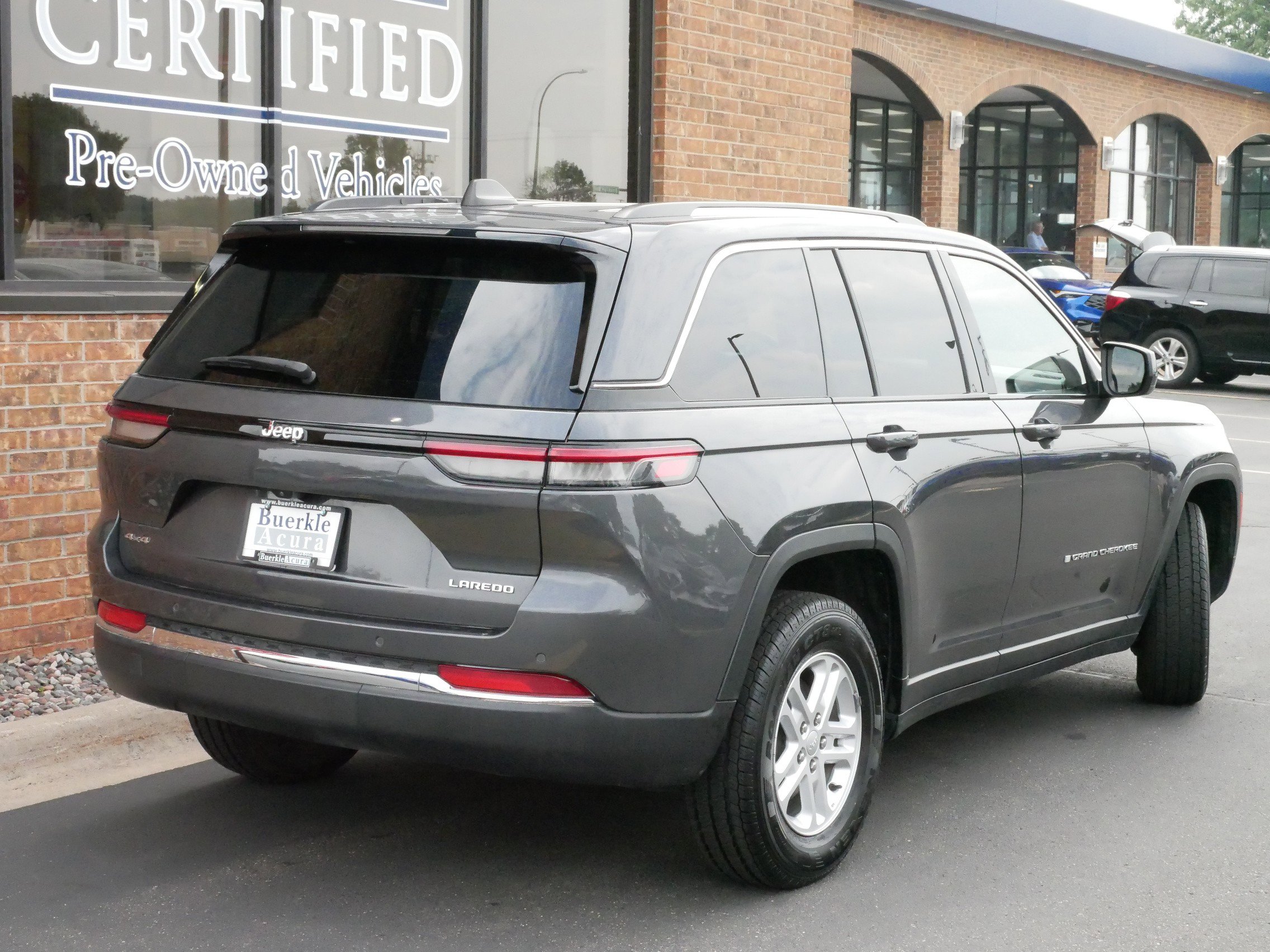 2023 Jeep Grand Cherokee Laredo photo 3