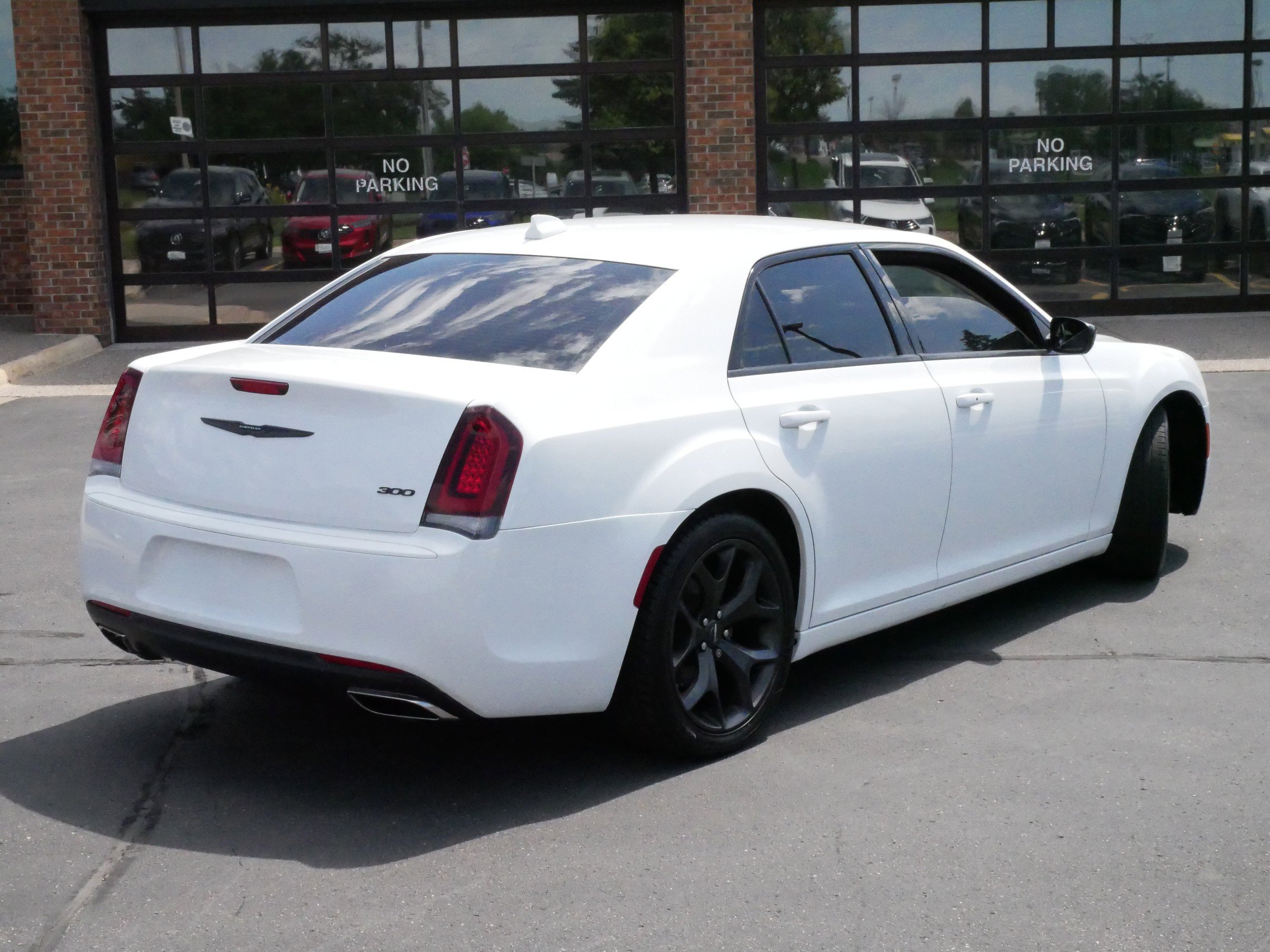 2023 Chrysler 300 Touring photo 3