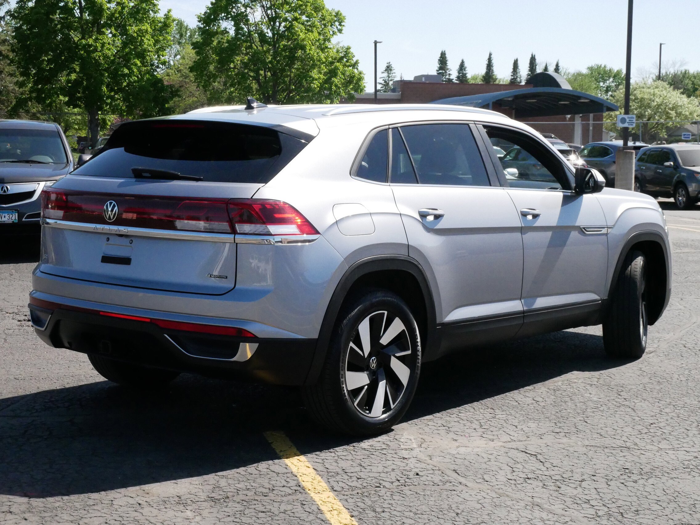 2024 Volkswagen Atlas Cross Sport SE Technology photo 3