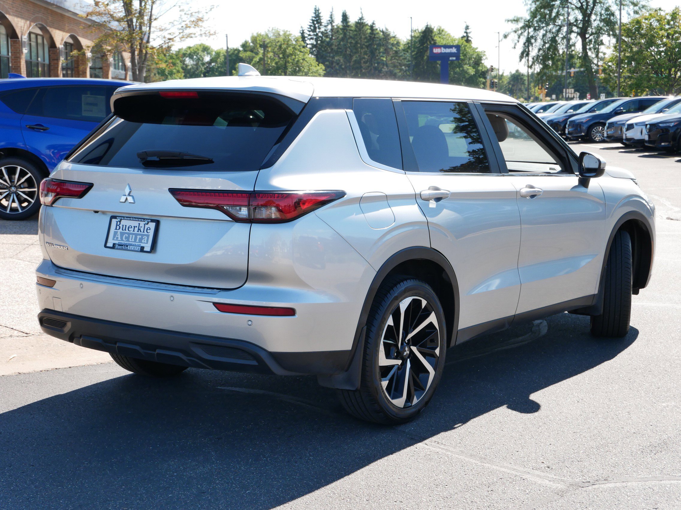 2022 Mitsubishi Outlander ES photo 3