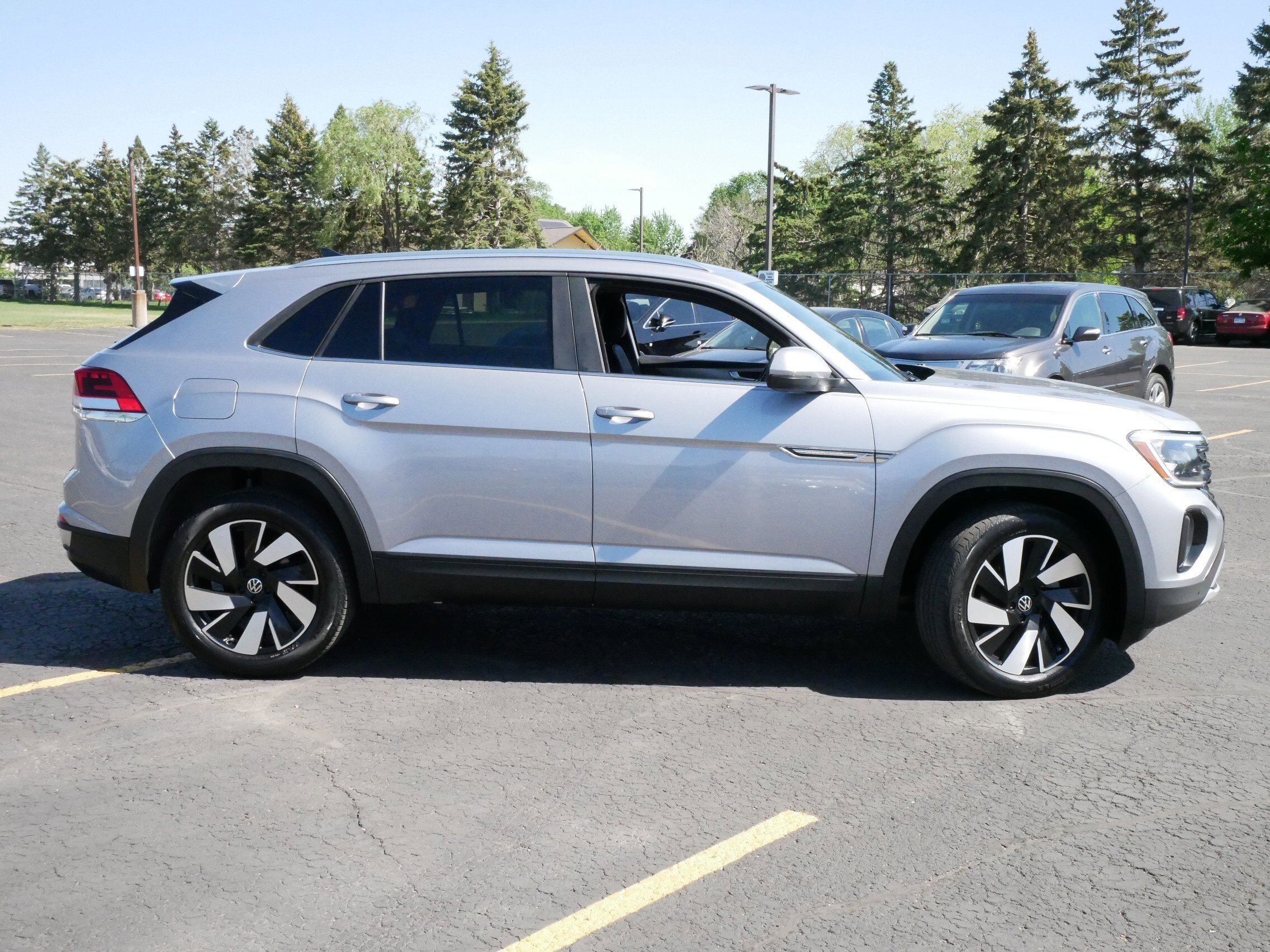 2024 Volkswagen Atlas Cross Sport SE Technology photo 2