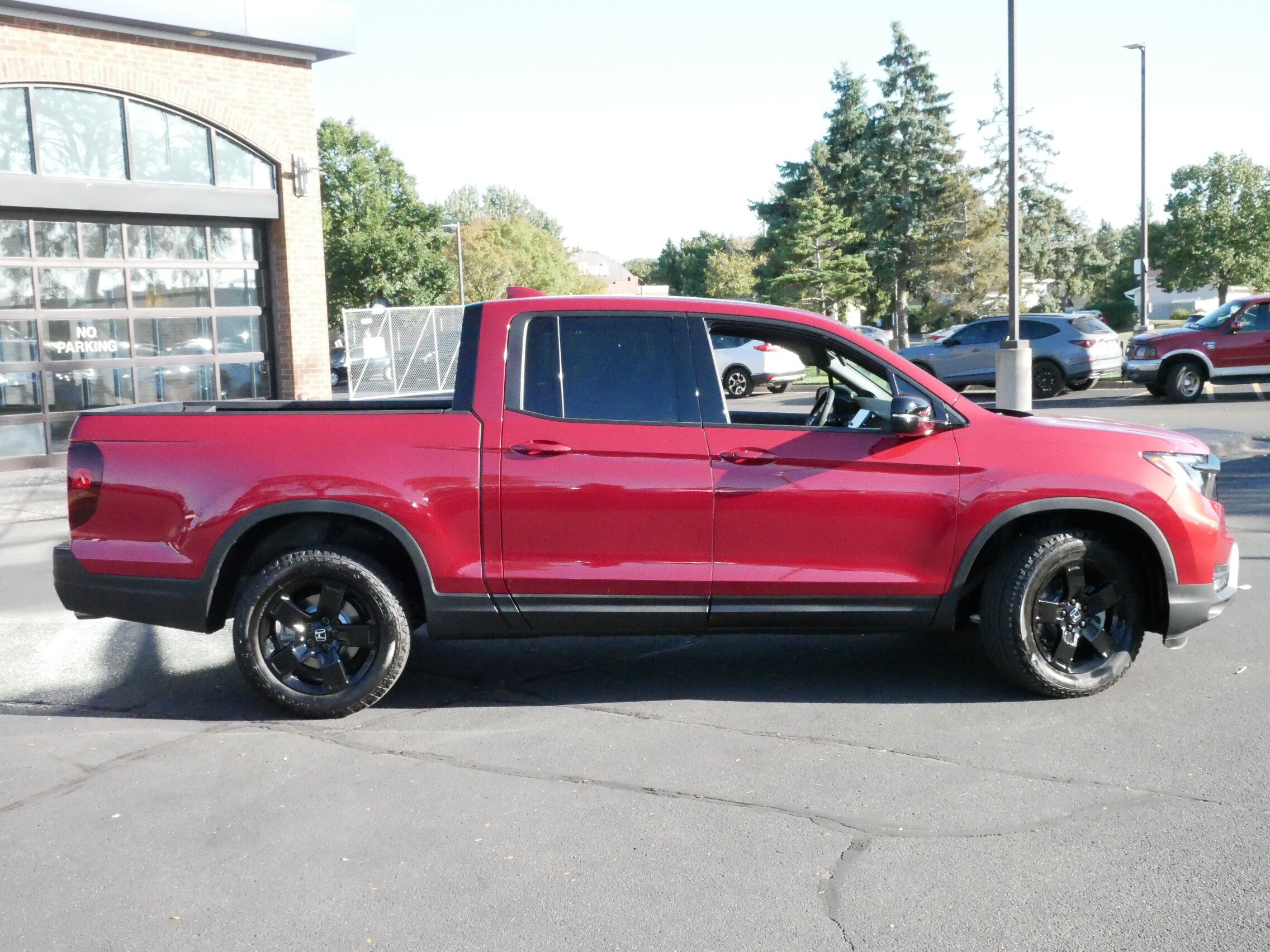 2025 Honda Ridgeline Black Edition photo 2