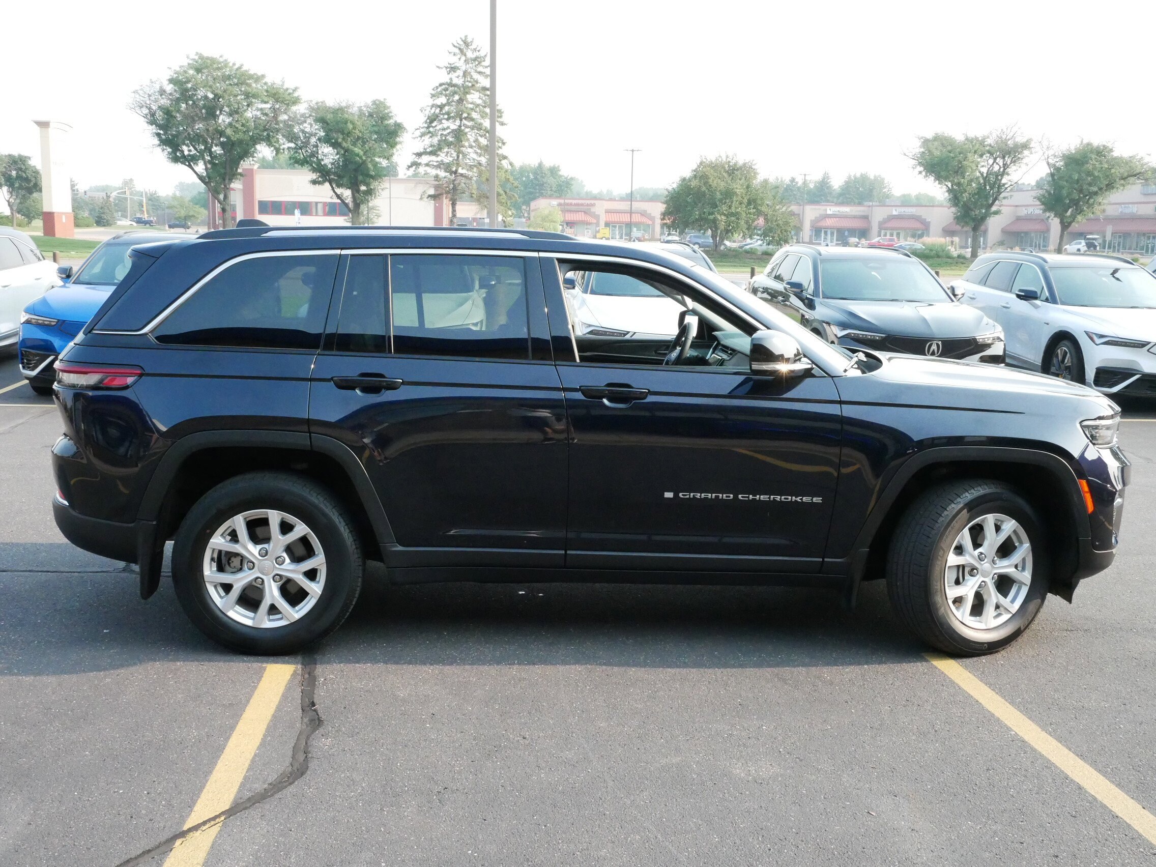 2023 Jeep Grand Cherokee Limited photo 2