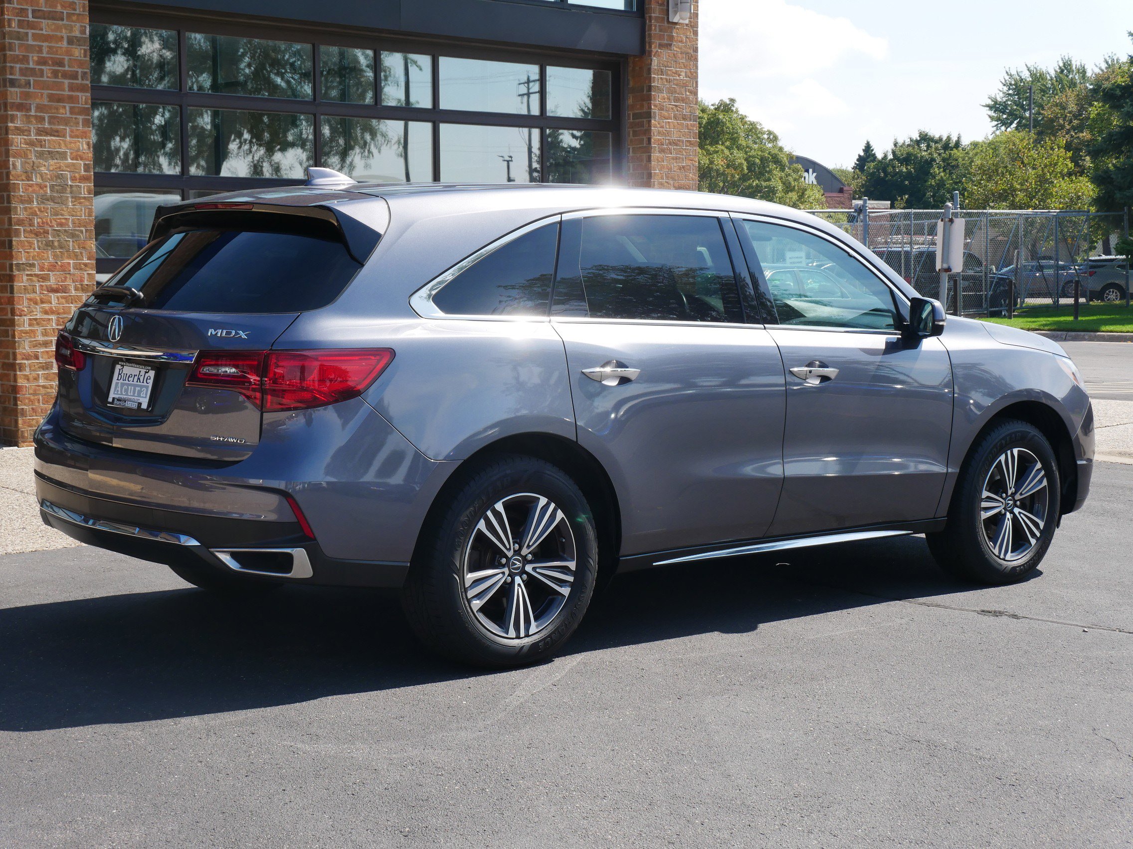 2017 Acura MDX SH-AWD photo 3