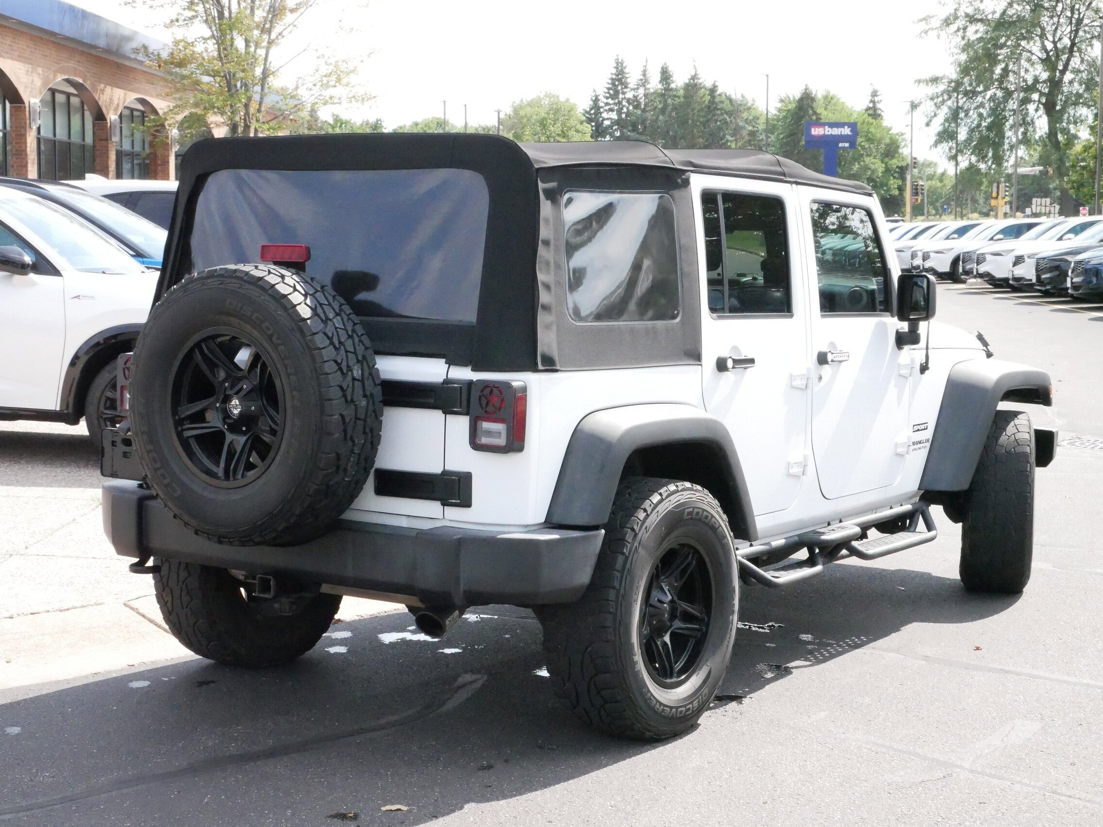 2017 Jeep Wrangler Unlimited Sport photo 3