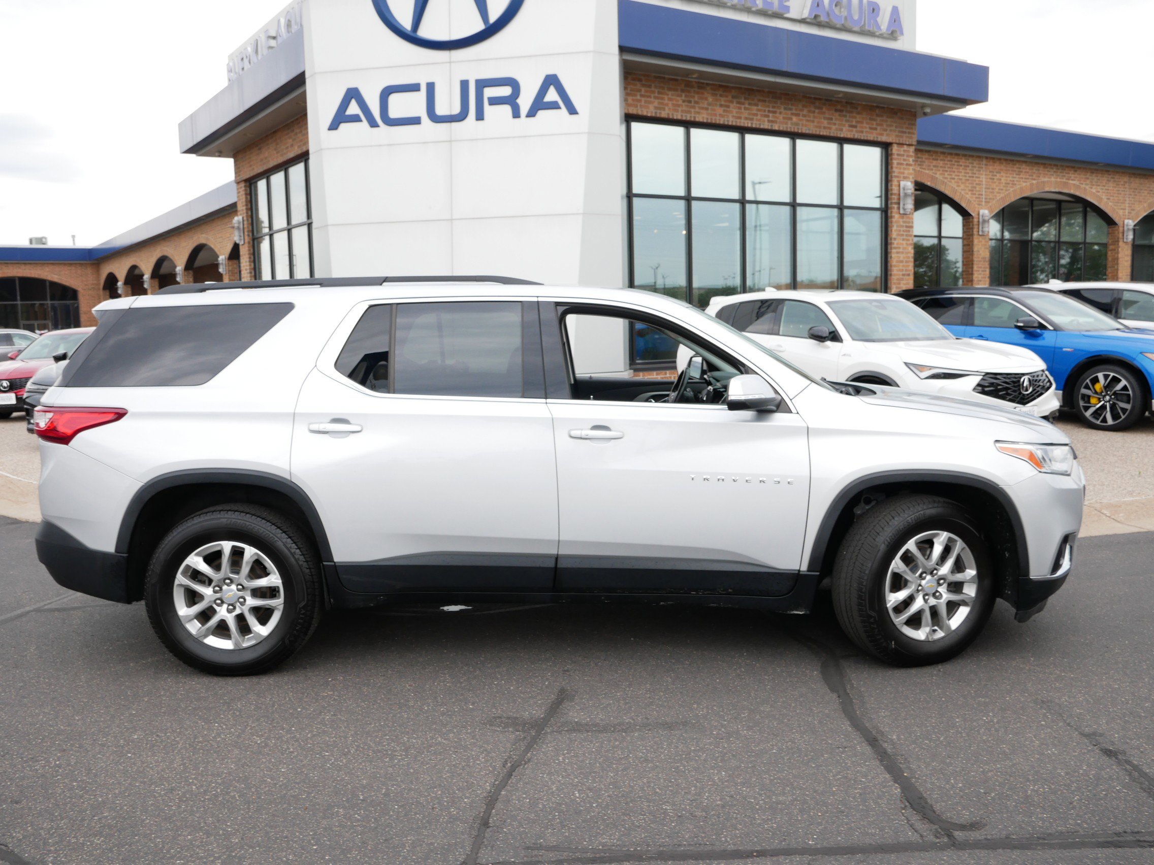 2021 Chevrolet Traverse Cloth 1LT photo 2