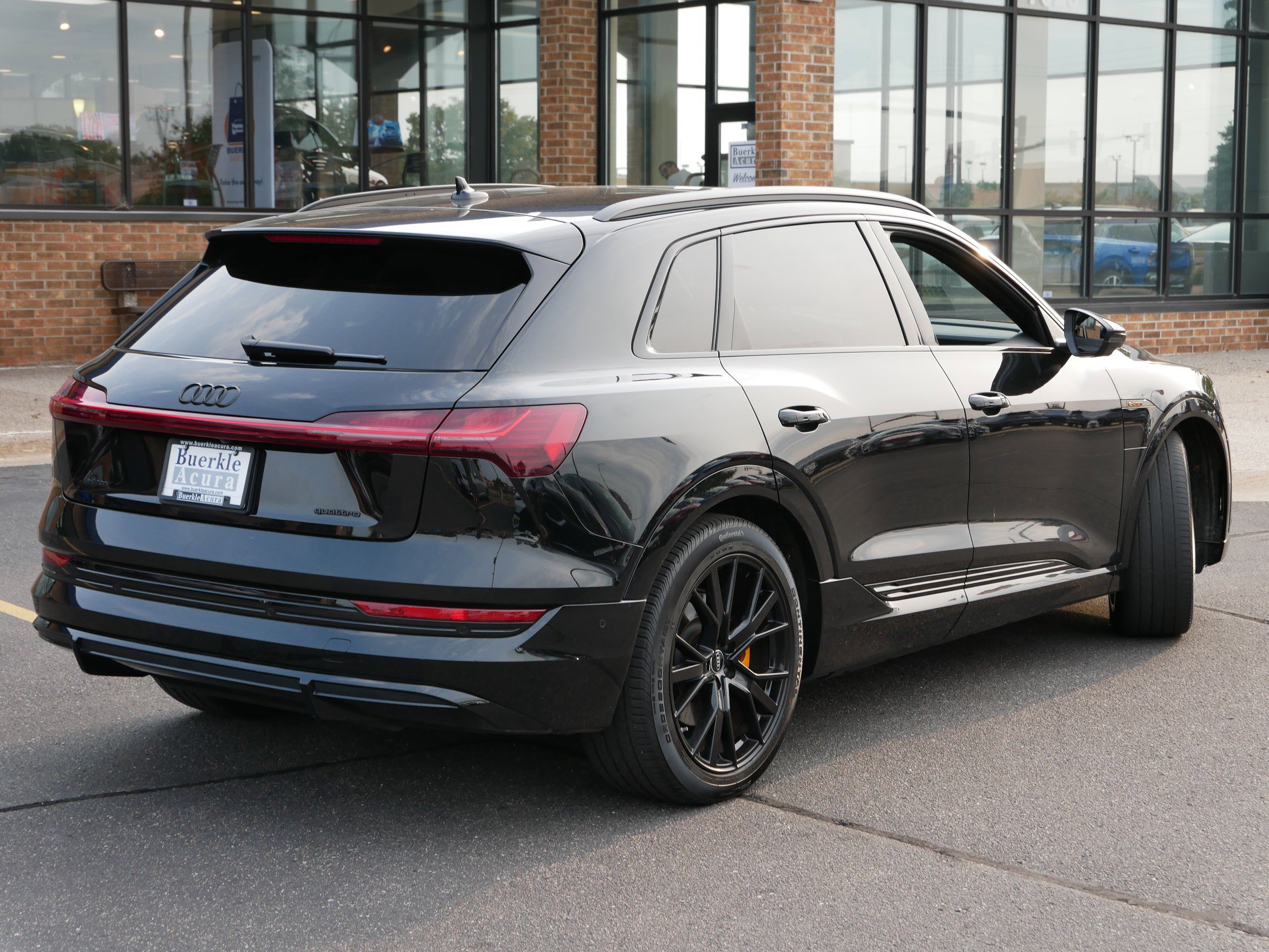 2022 Audi e-tron Premium photo 2