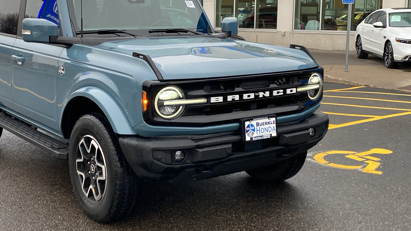 2023 Ford Bronco Outer Banks photo 2