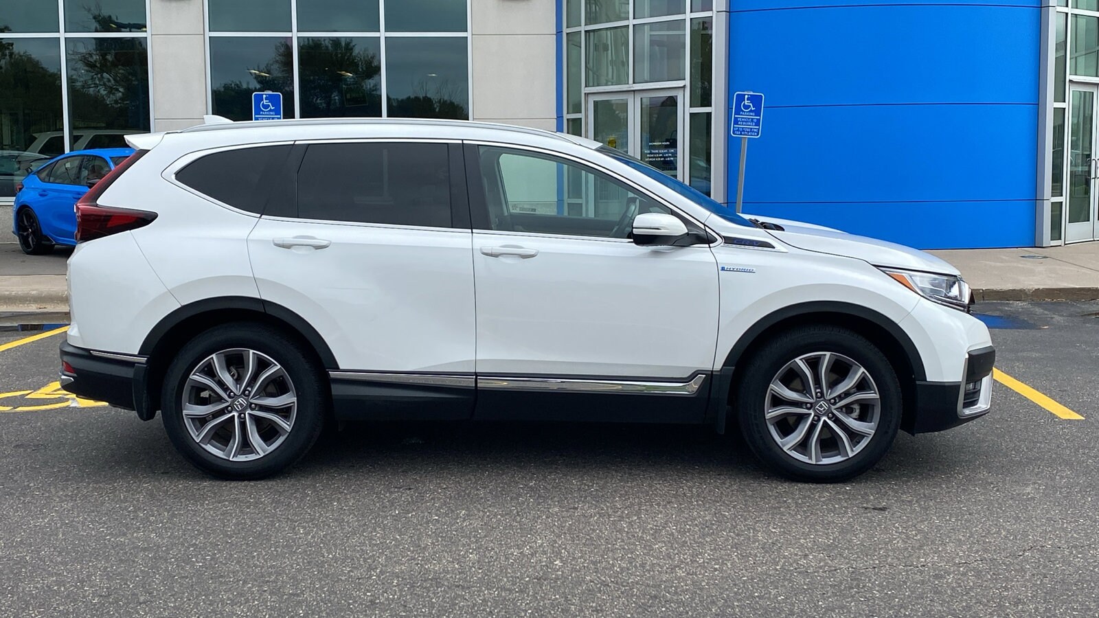 2022 Honda CR-V Hybrid Touring photo 3
