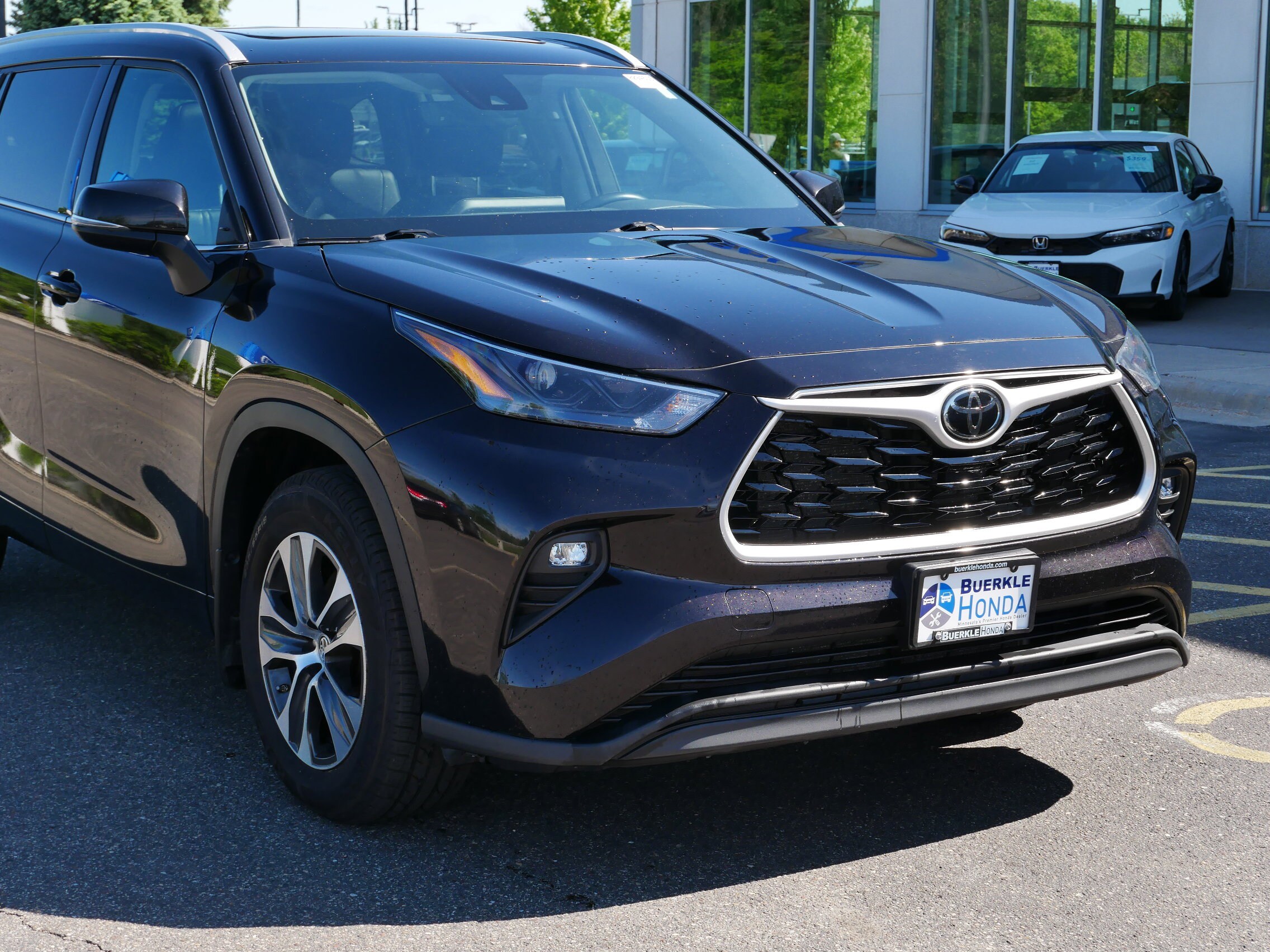 2022 Toyota Highlander XLE photo 2