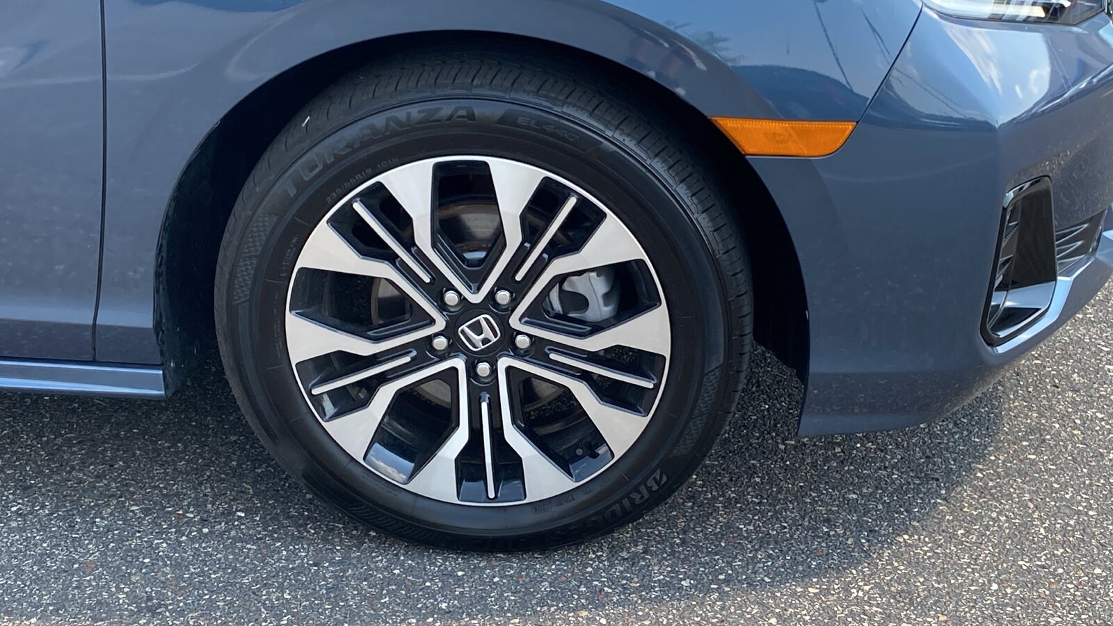 2025 Honda Odyssey Elite photo 2