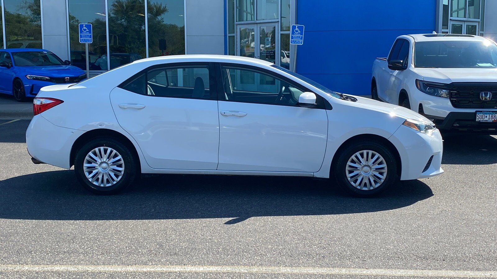 2014 Toyota Corolla LE photo 3