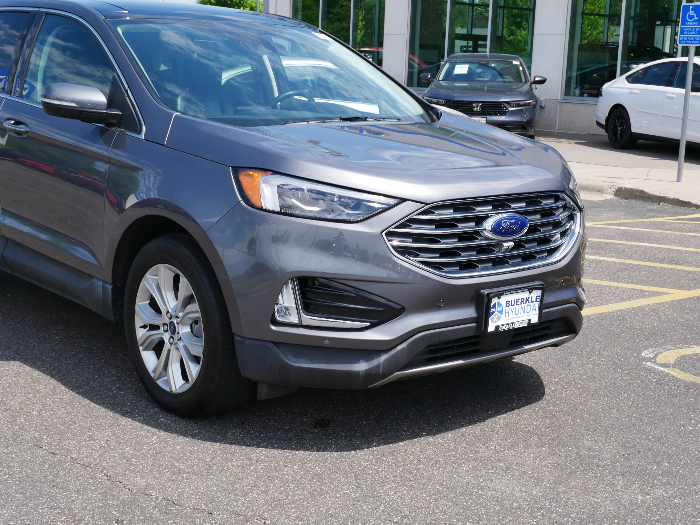2022 Ford Edge Titanium photo 2