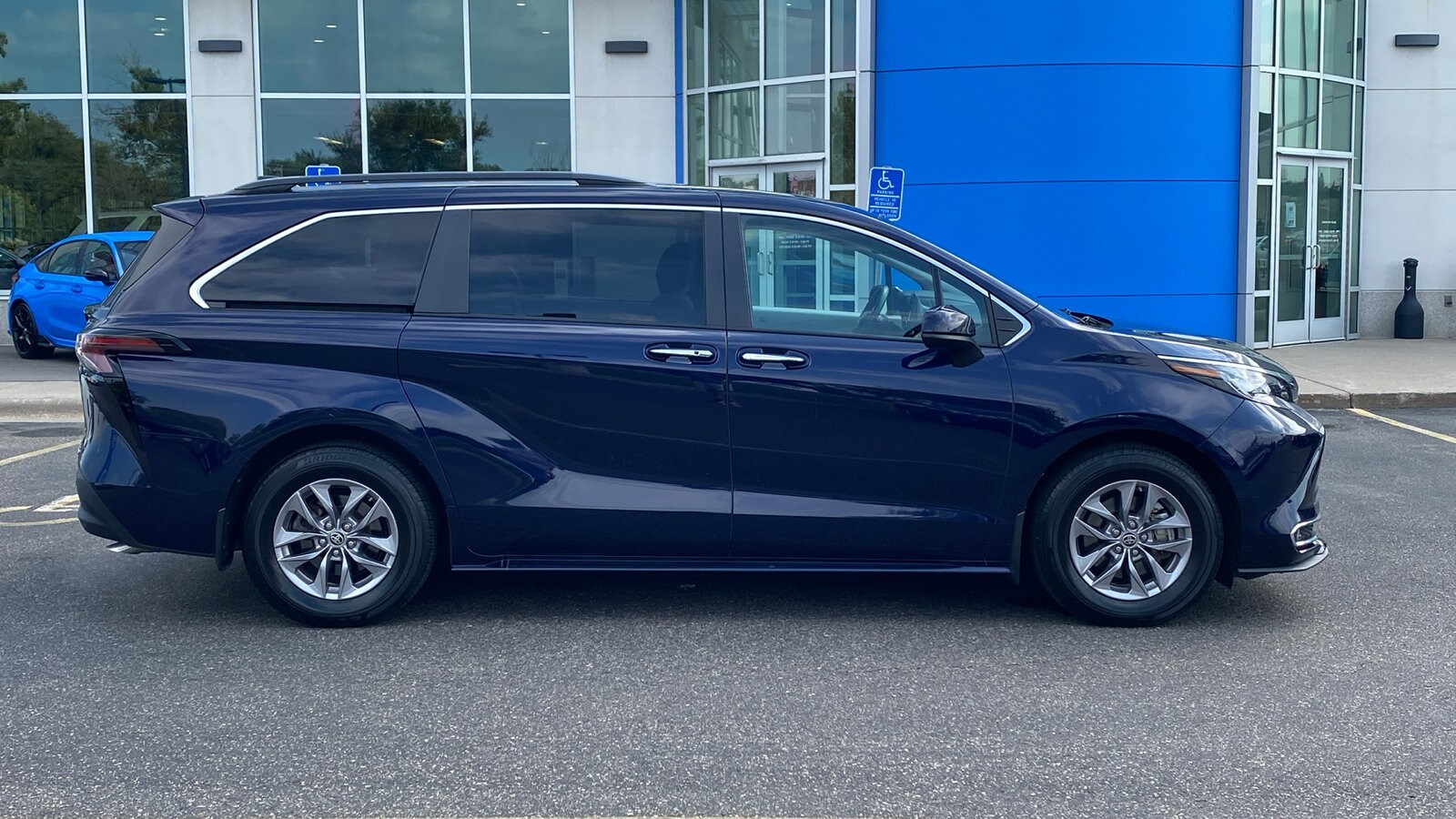 2023 Toyota Sienna XLE photo 2