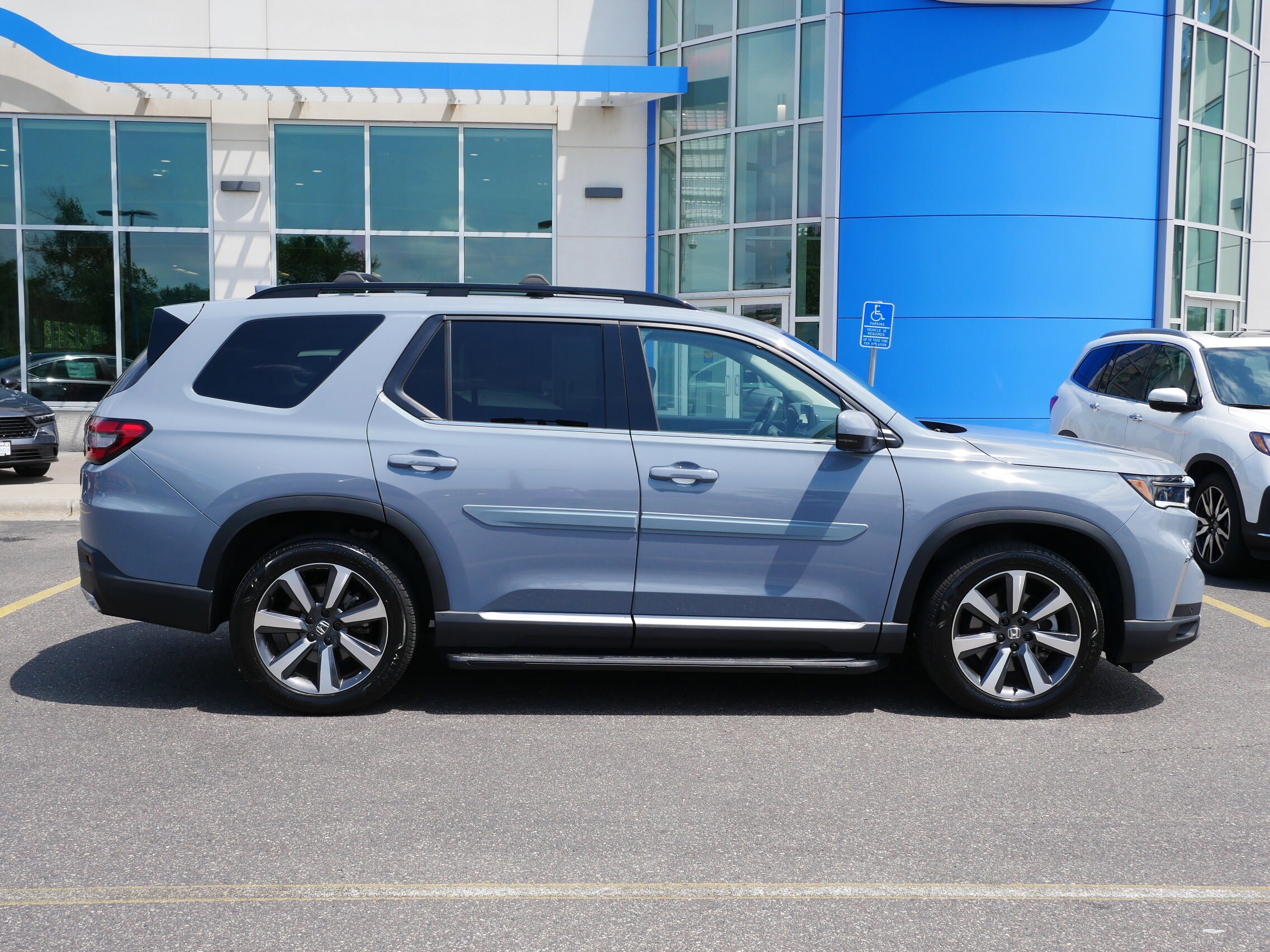 2025 Honda Pilot Touring photo 3