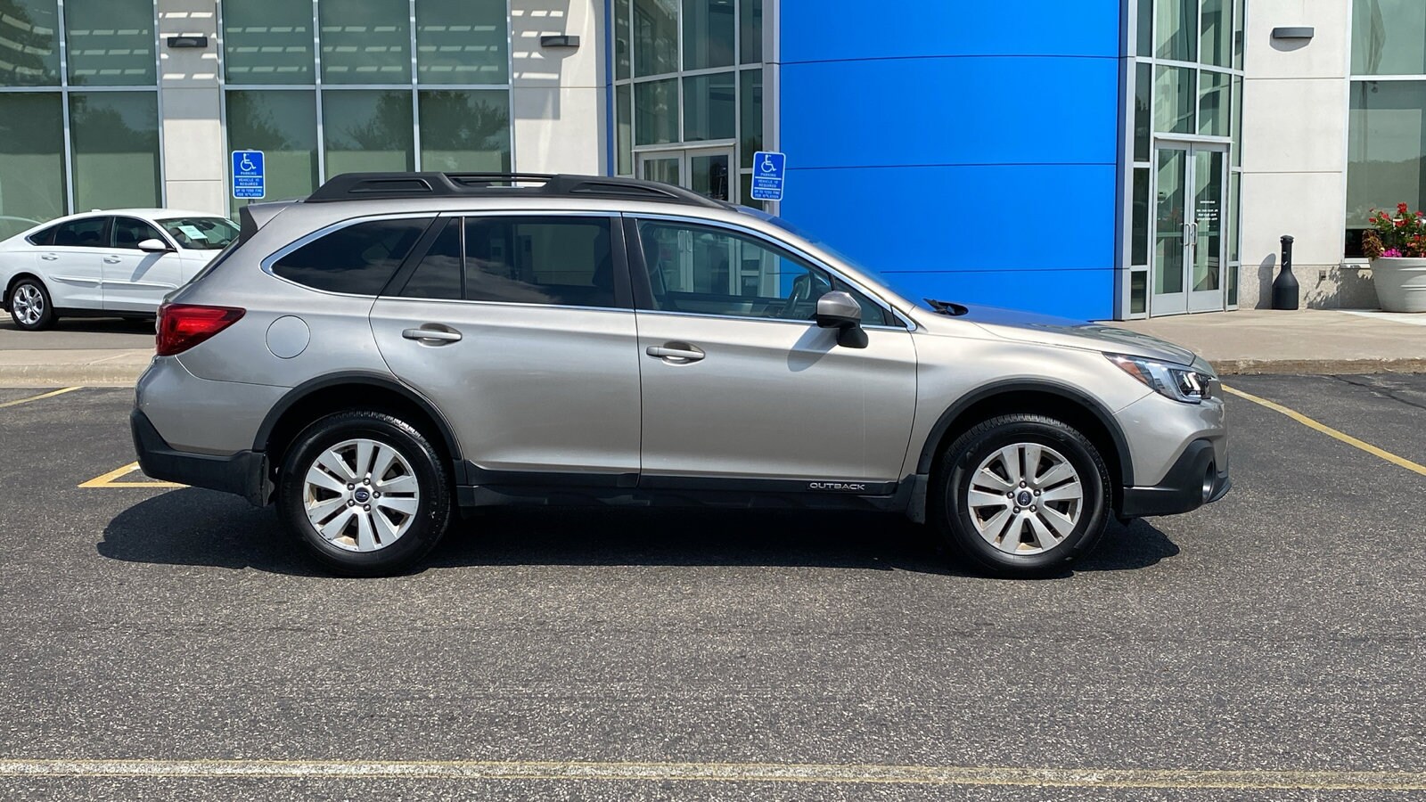 2019 Subaru Outback 2.5i Premium photo 4
