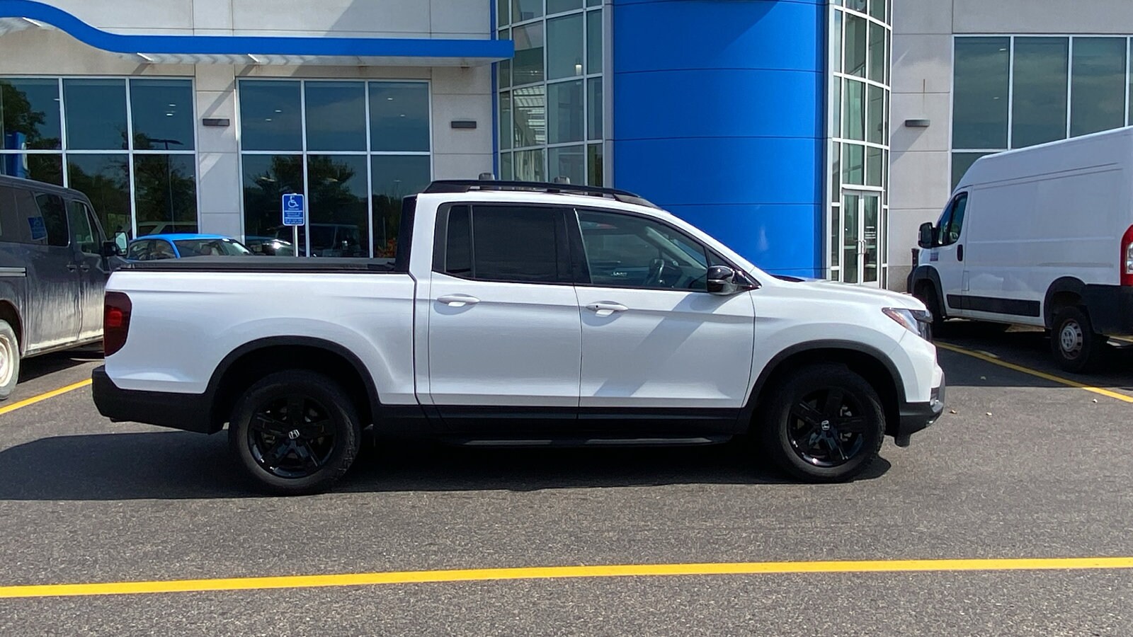 2023 Honda Ridgeline Black Edition photo 4