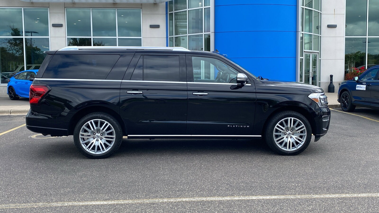 2023 Ford Expedition MAX Platinum photo 4