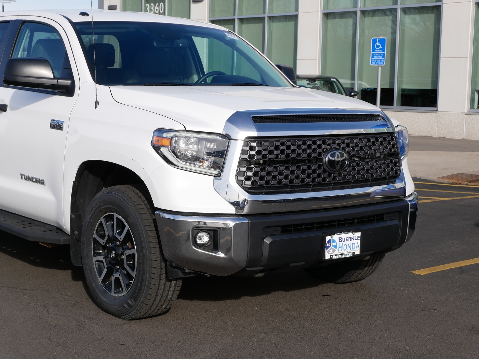 Used 2018 Toyota Tundra SR5 with VIN 5TFUW5F18JX729515 for sale in Saint Paul, MN