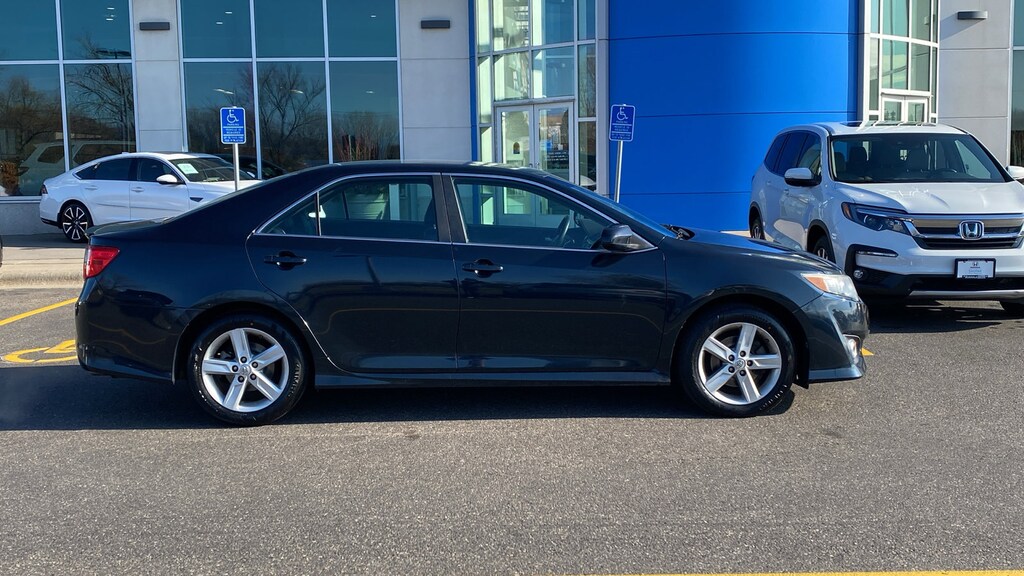 Used 2014 Toyota Camry SE Sedan