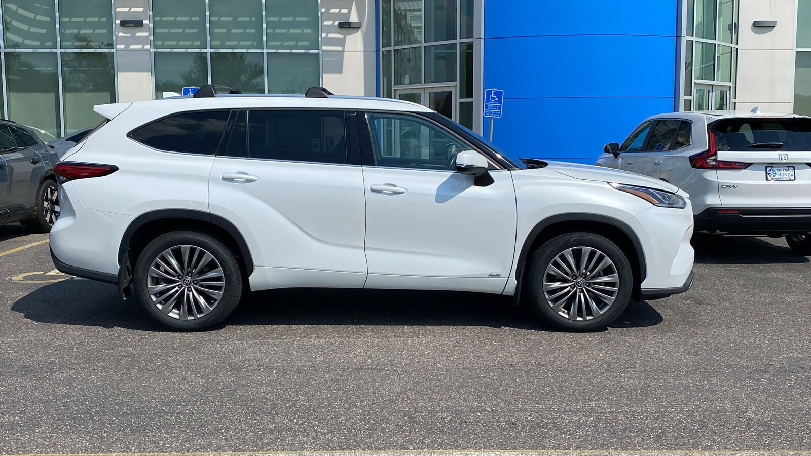 2022 Toyota Highlander Hybrid Platinum photo 4